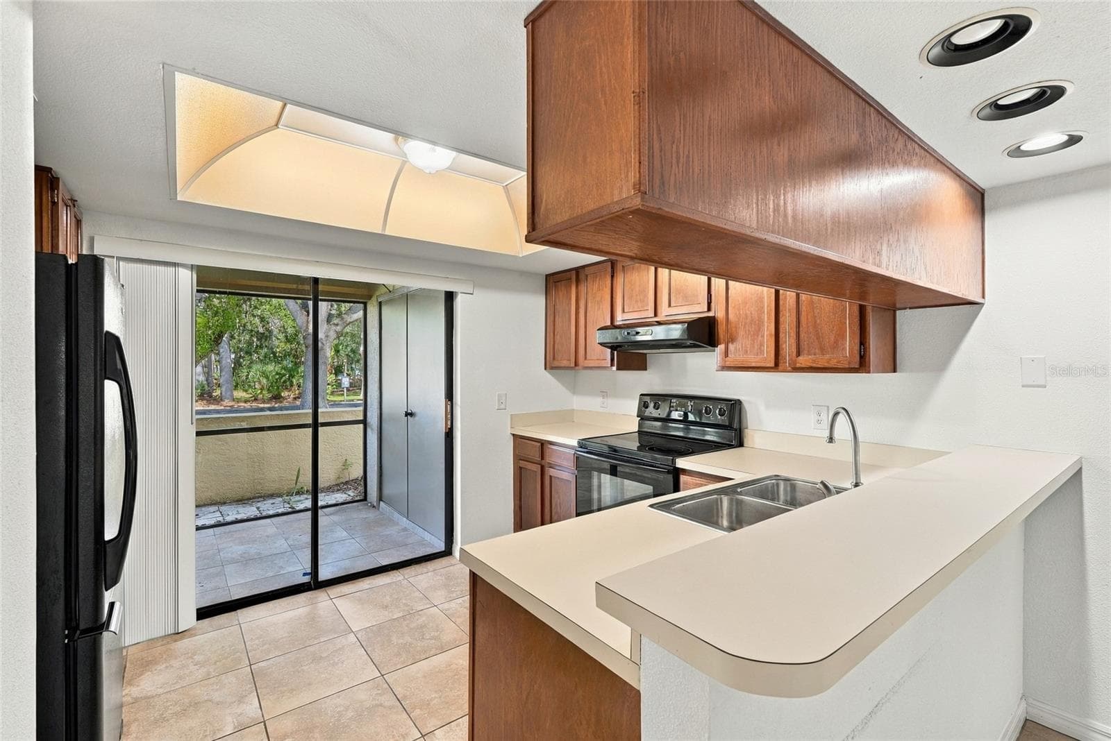 Kitchen with Seating for Stools - 131 WOODLAKE WYNDE, OLDSMAR
