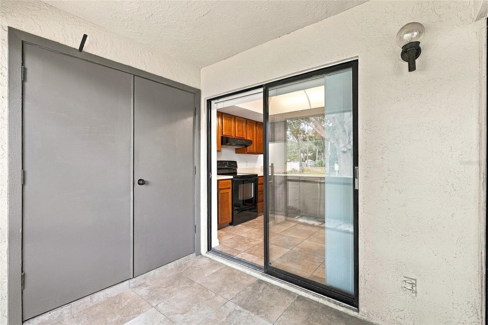 Front Screened in Patio with Laundry Closet - 131 WOODLAKE WYNDE, OLDSMAR