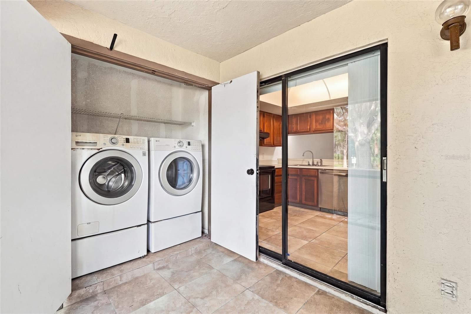 Front Screened in Patio with Laundry Closet - 131 WOODLAKE WYNDE, OLDSMAR