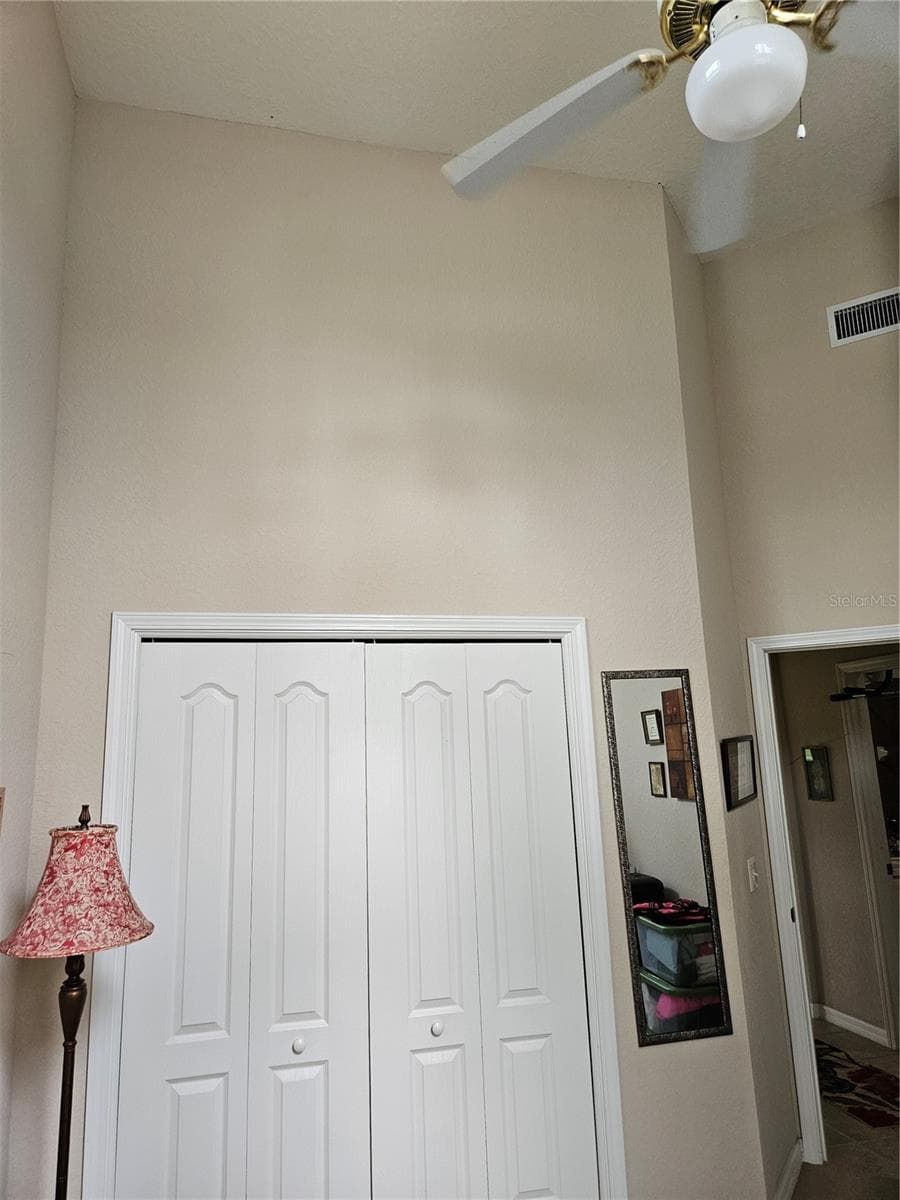 Guest bedroom high ceilings - 1215 LYNDHURST GREENS DR #.000, SUN CITY CENTER