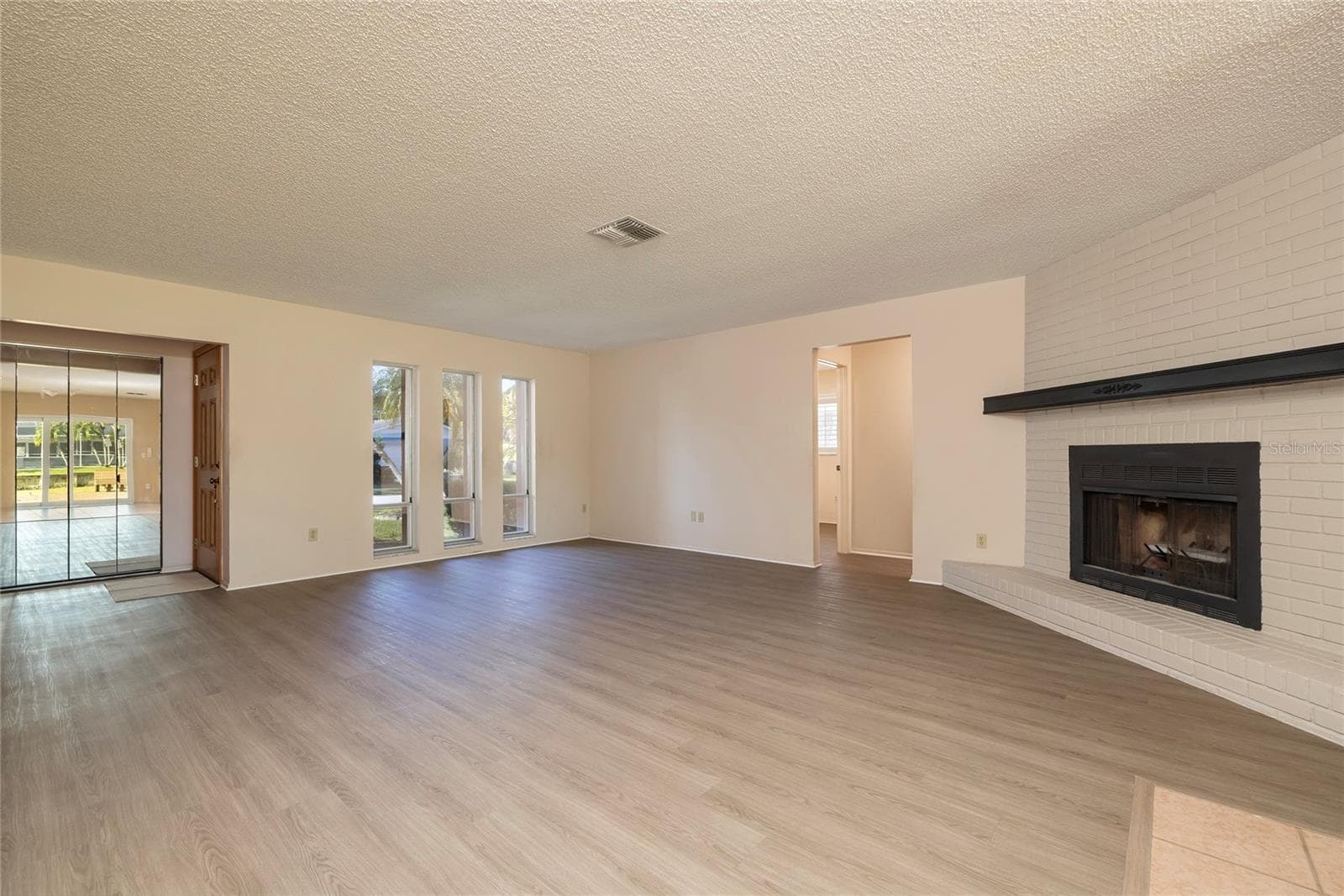 Living Room facing hallway to other 2 bedrooms - 6355 102ND TER N, PINELLAS PARK