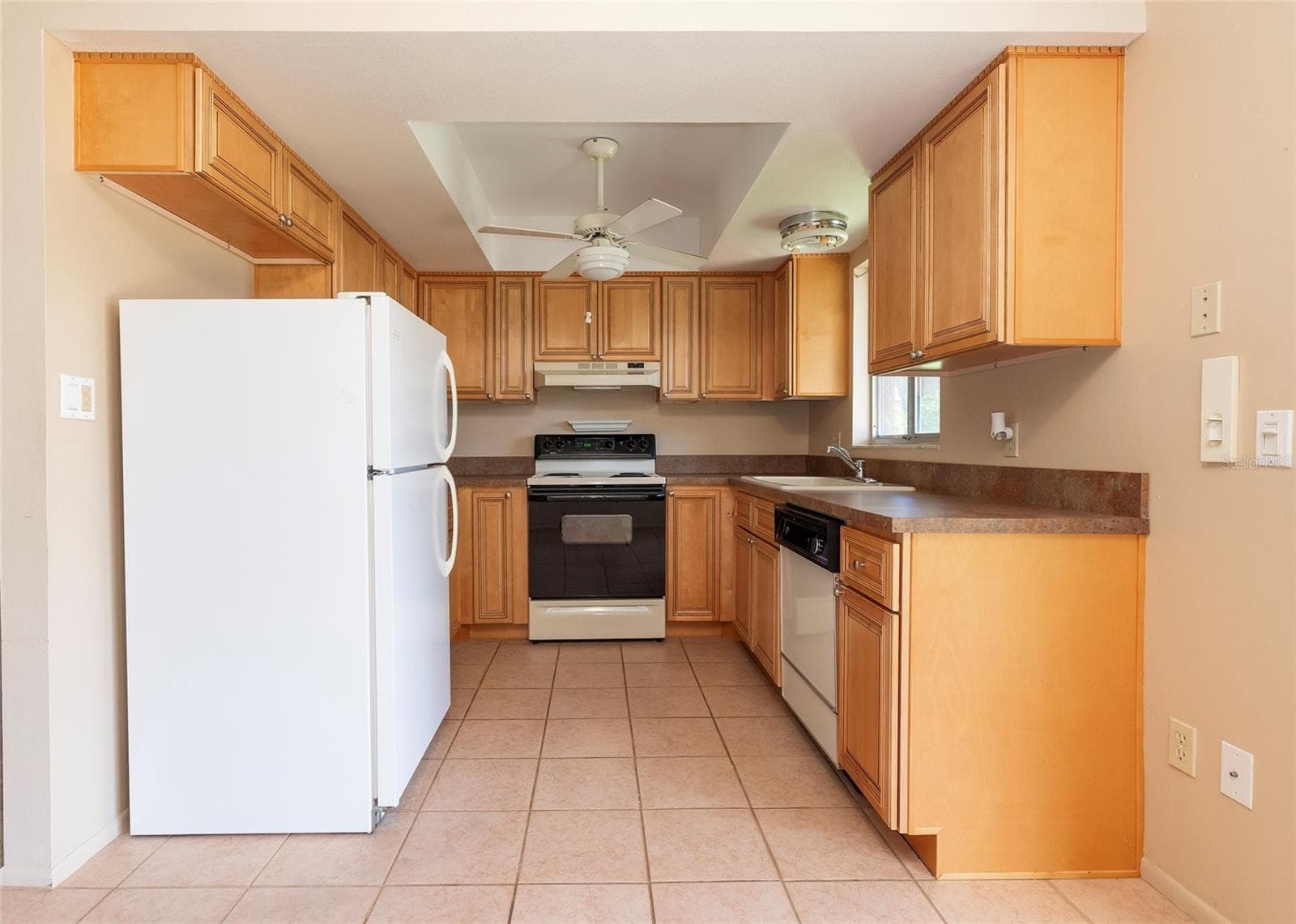 Kitchen with updated solid-wood cabinets - 6355 102ND TER N, PINELLAS PARK