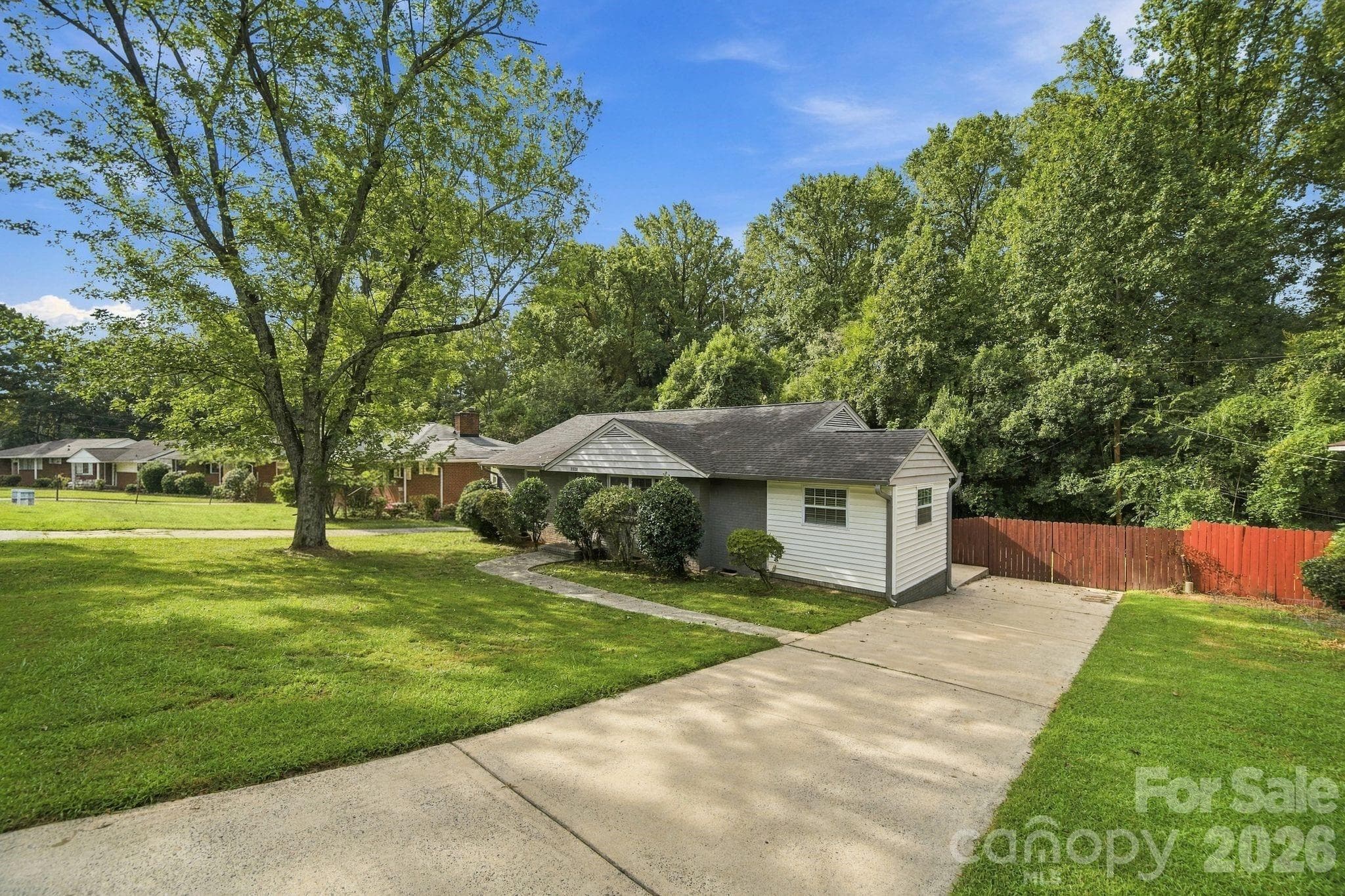 Single Family Residence at 3307 Bonaire Drive, Charlotte, photo 3 of 20