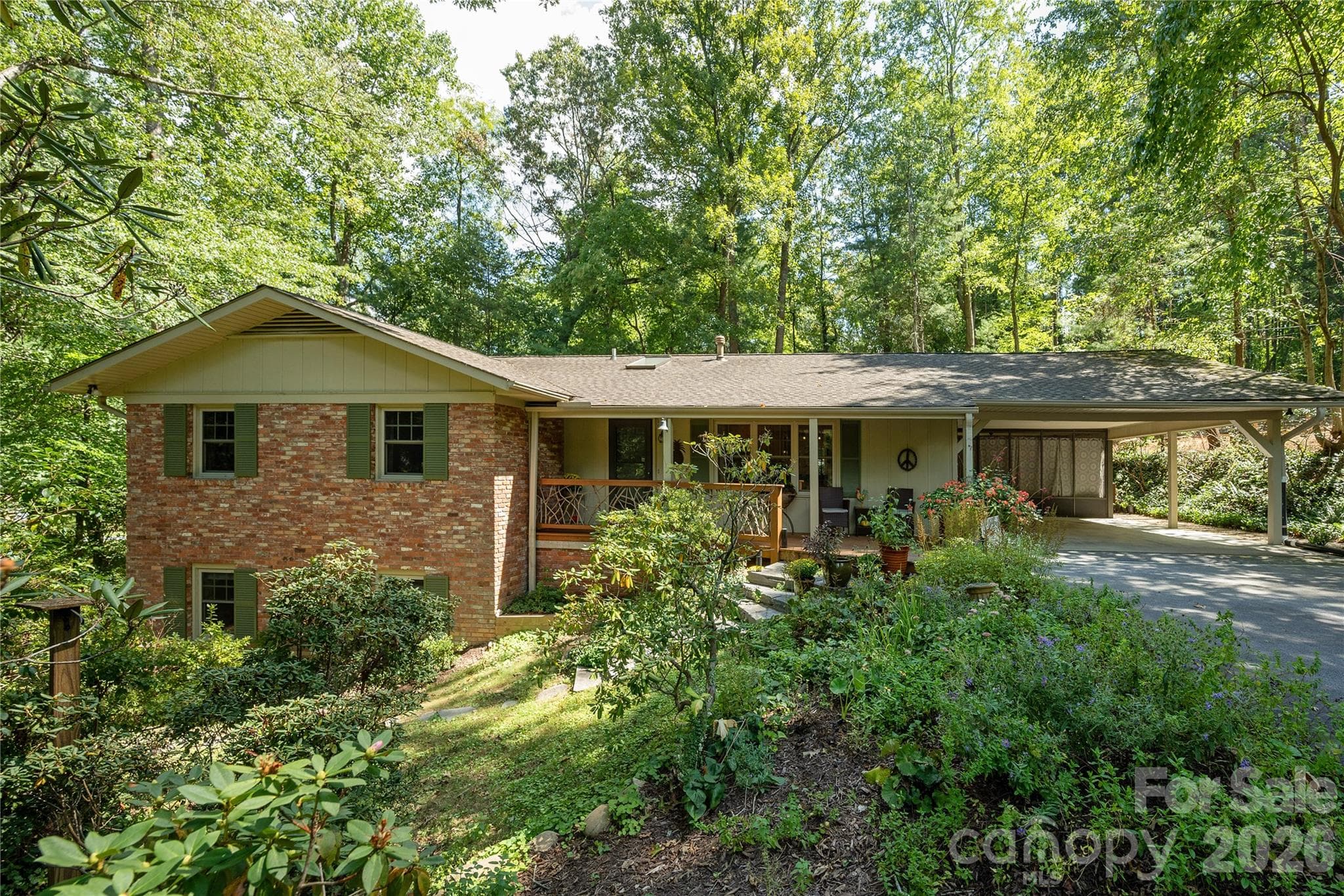 Single Family Residence at 906 Indian Hill Road, Hendersonville, photo 2 of 41