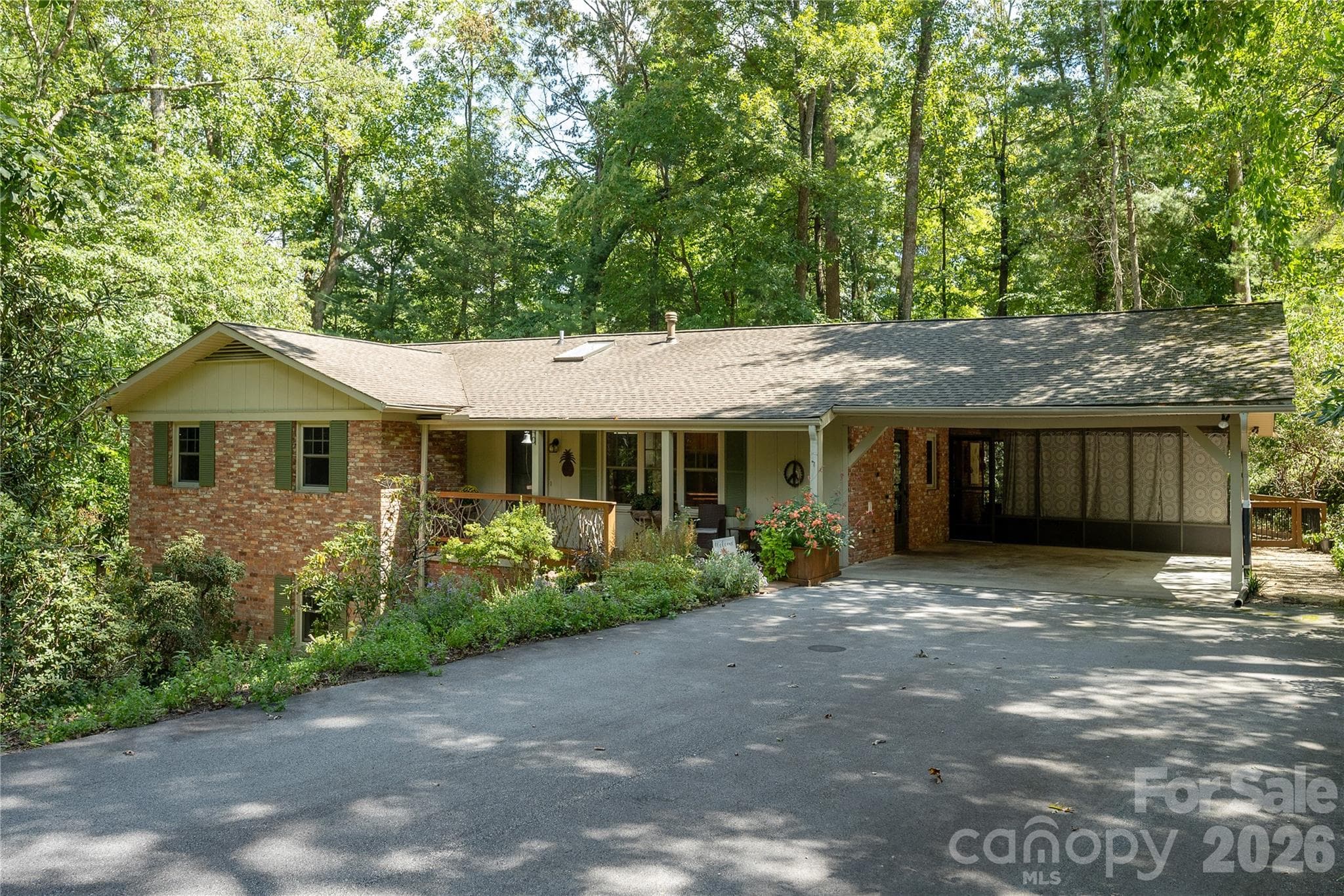 Single Family Residence at 906 Indian Hill Road, Hendersonville, photo 3 of 41