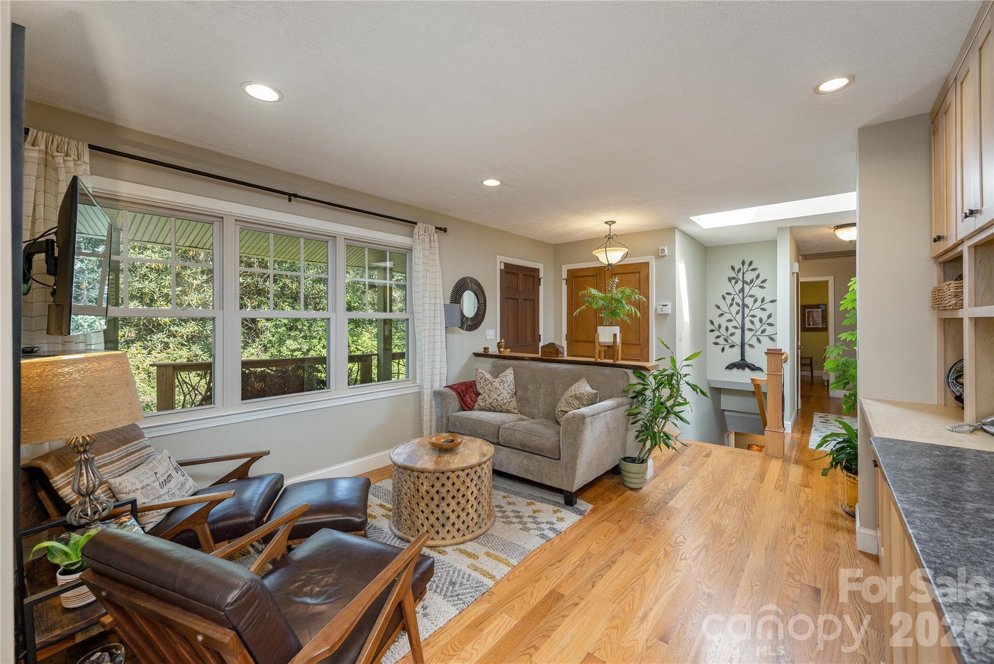 Single Family Residence at 906 Indian Hill Road, Hendersonville, photo 6 of 41