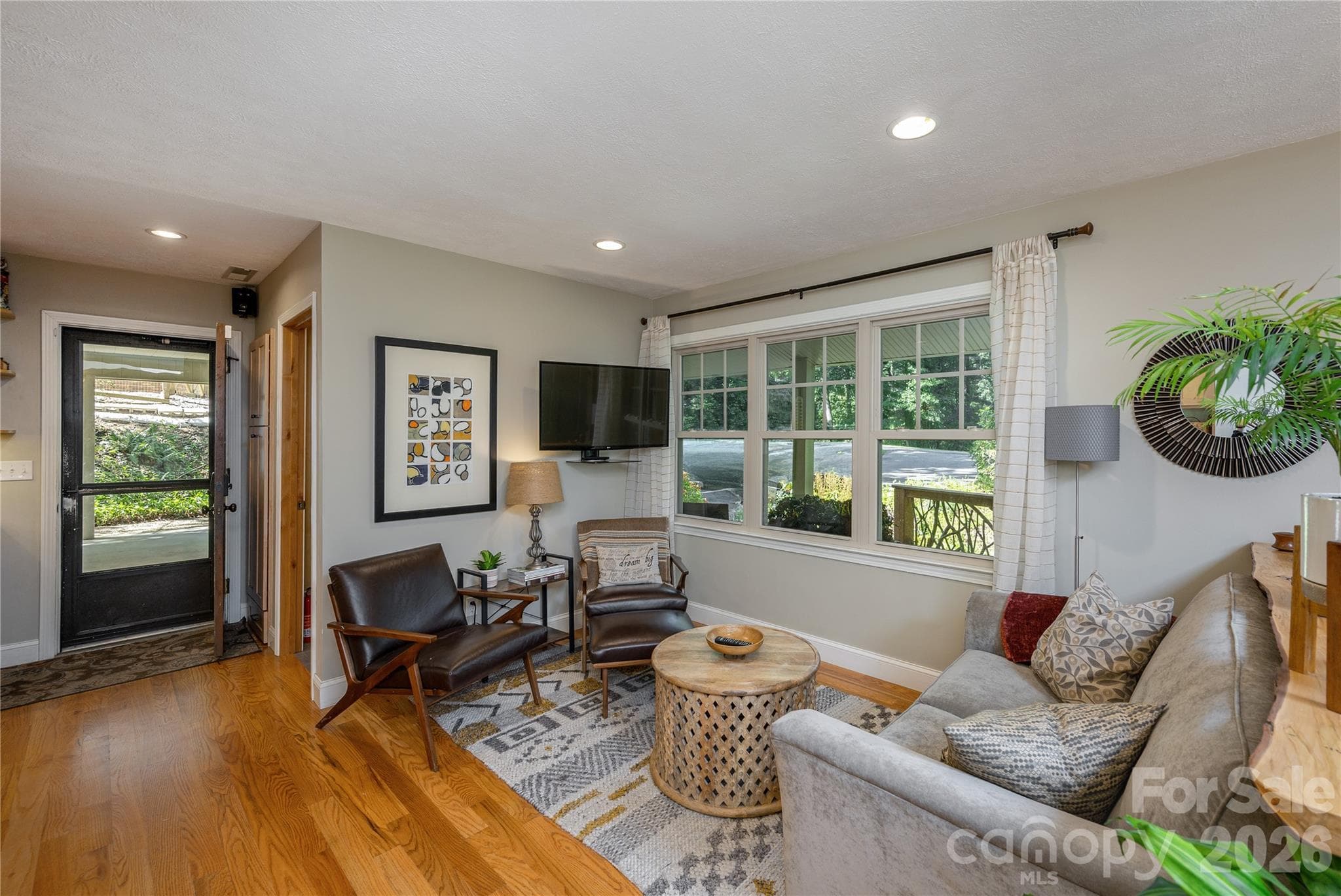 Single Family Residence at 906 Indian Hill Road, Hendersonville, photo 7 of 41