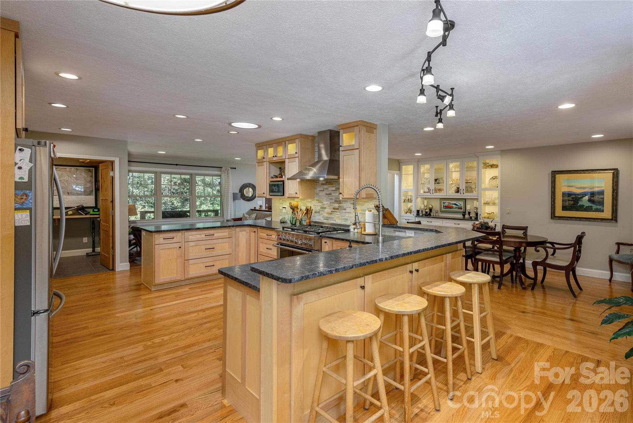 Single Family Residence at 906 Indian Hill Road, Hendersonville, photo 11 of 41