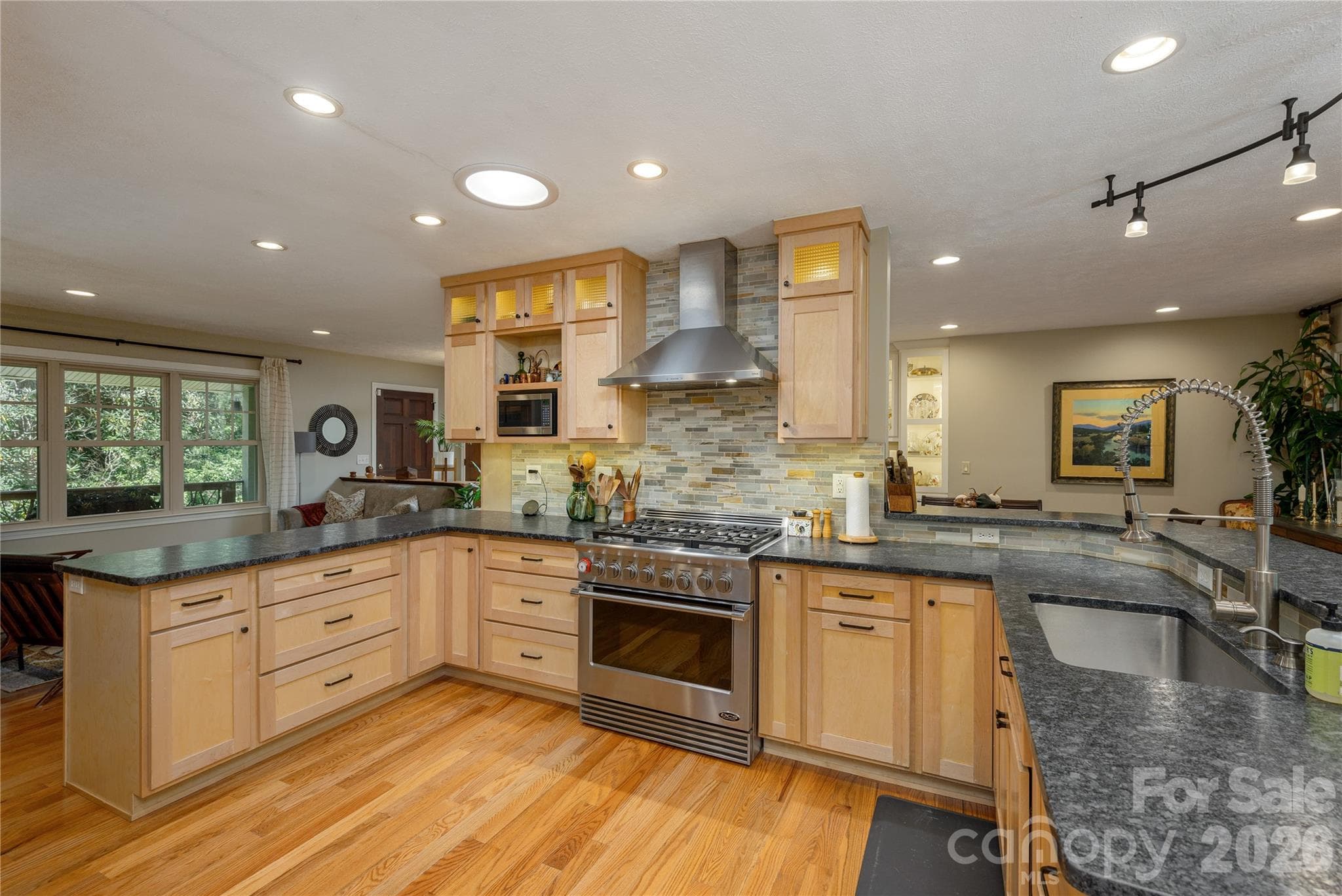 Single Family Residence at 906 Indian Hill Road, Hendersonville, photo 12 of 41