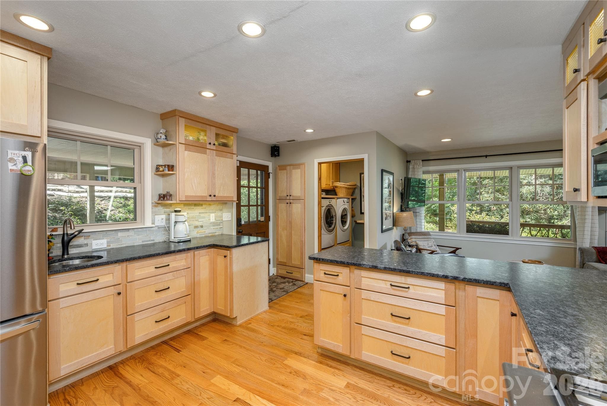 Single Family Residence at 906 Indian Hill Road, Hendersonville, photo 13 of 41