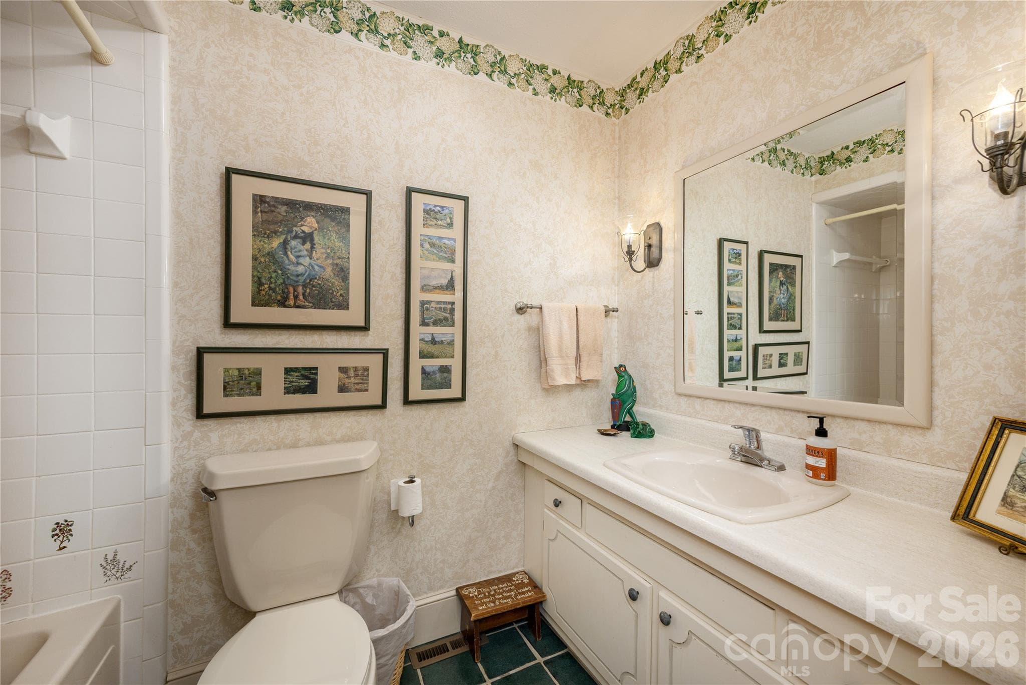 Single Family Residence at 906 Indian Hill Road, Hendersonville, photo 23 of 41