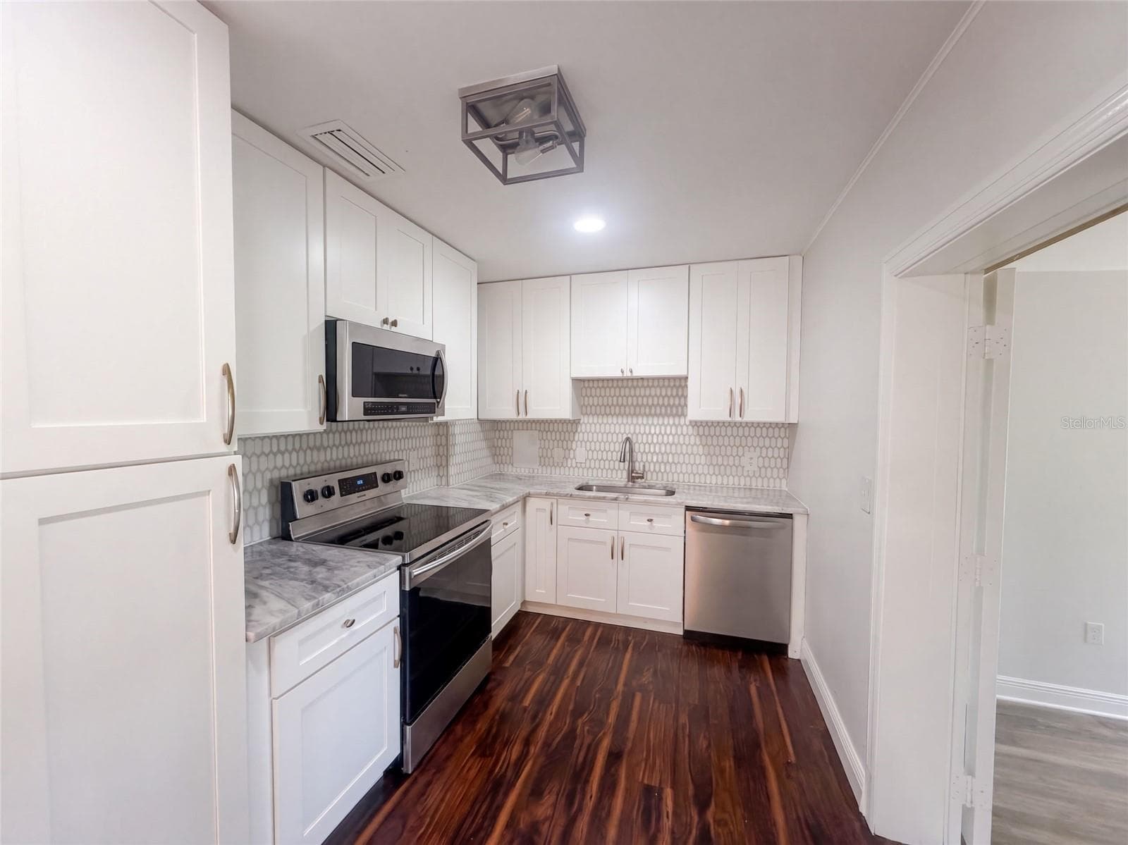 Single Family Residence at 10806 W ELBOW DR, TAMPA, photo 2 of 20