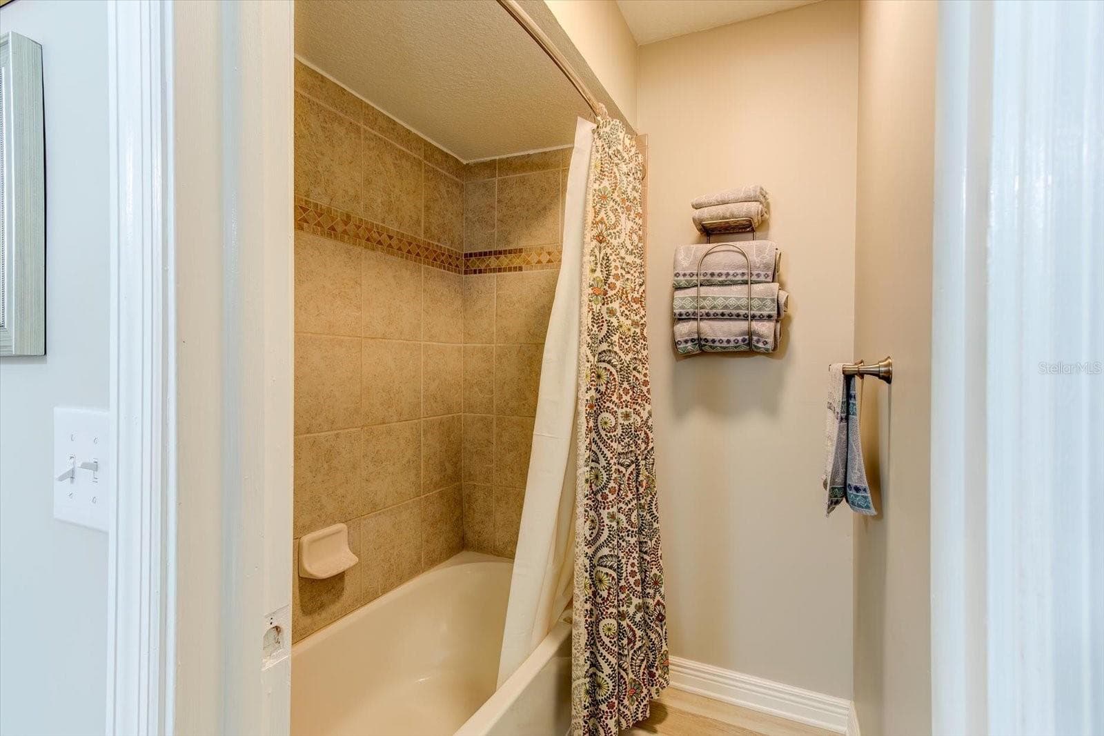 Upstairs guest bath - 116 PARTRIDGE CIR, WINTER SPRINGS
