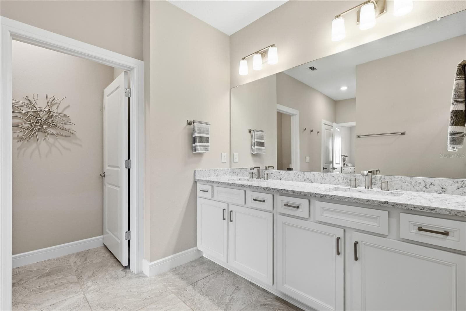 Primary Ensuite with double sinks and separate water closet. - 5535 BLUE CRUSH BND, LAND O LAKES