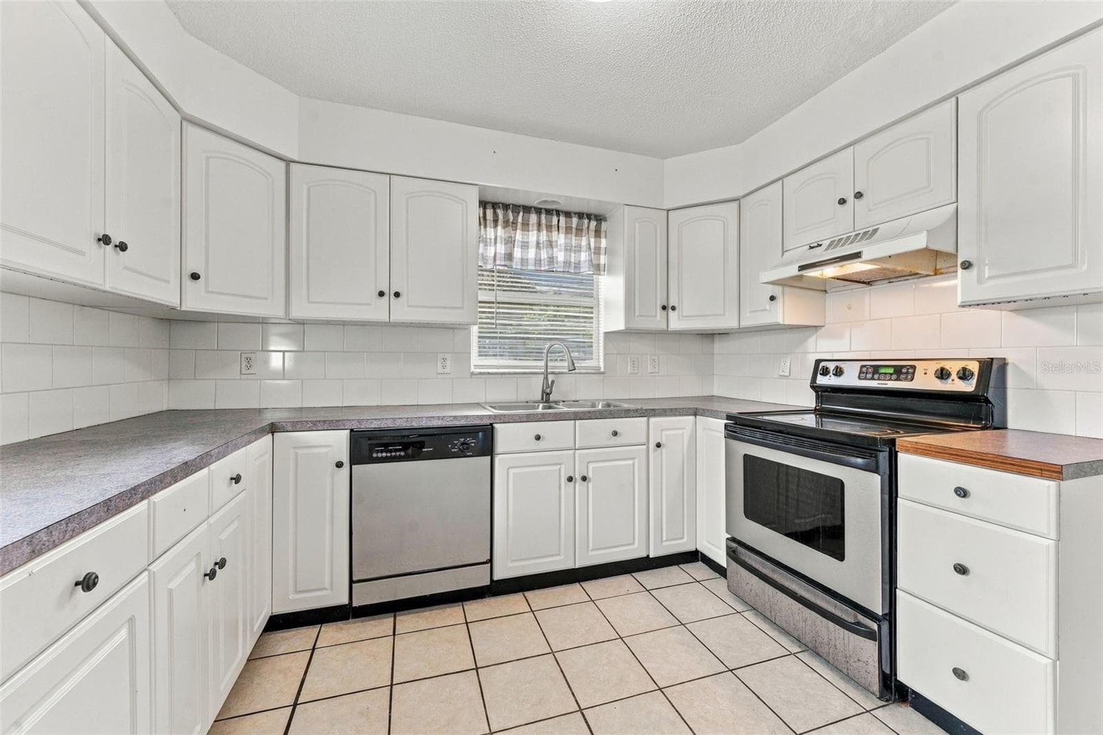 Kitchen with Ample Cabinet Space - 7303 RIVERBANK DR, NEW PORT RICHEY