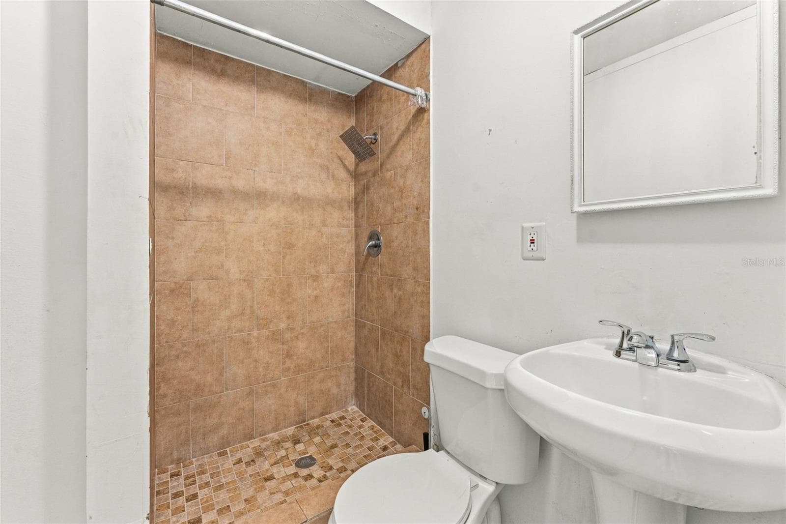 Primary Bathroom with walk-in shower - 7303 RIVERBANK DR, NEW PORT RICHEY