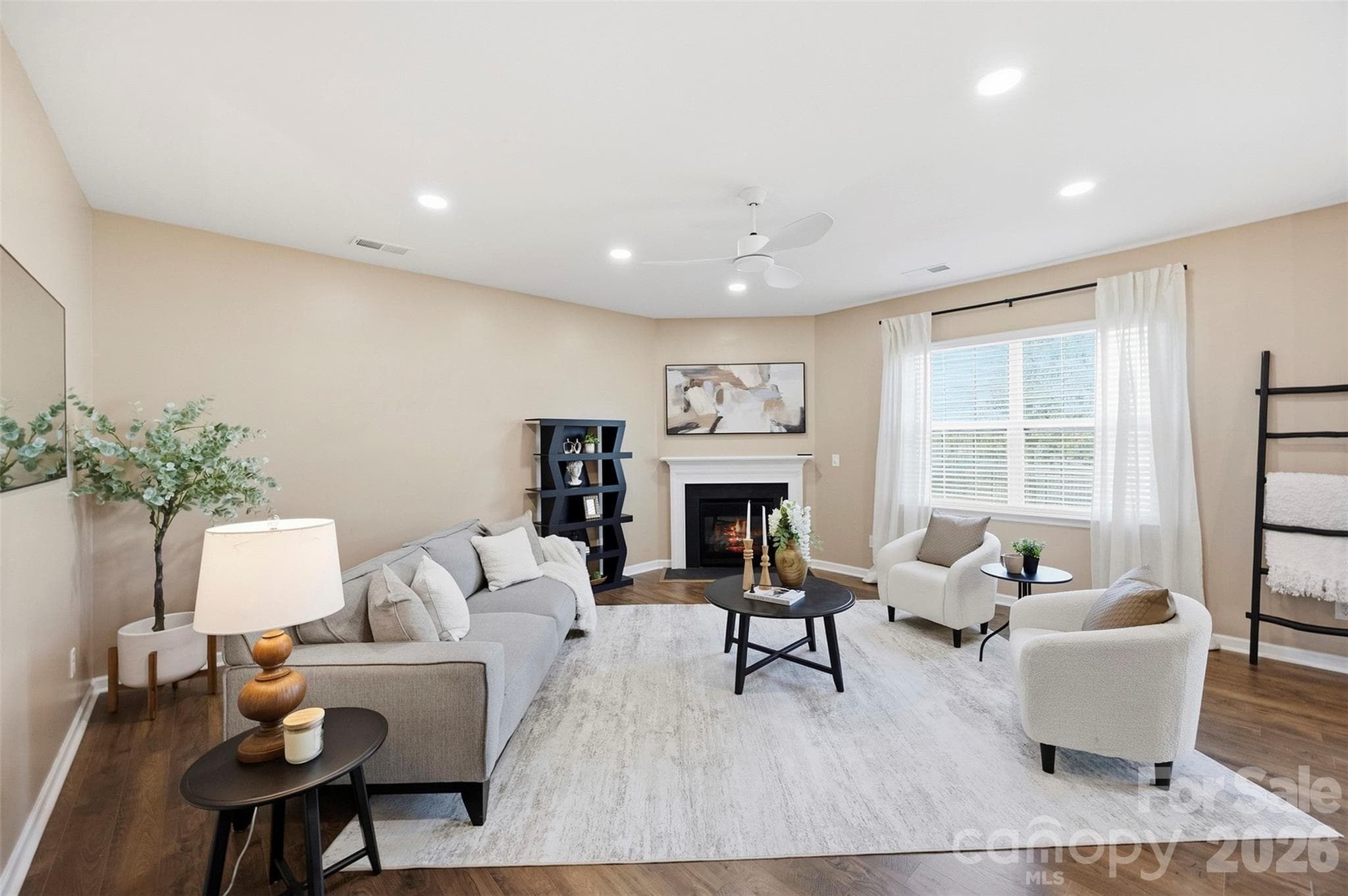 Open floor plan family room - 7572 Nolen Farm Drive, Gastonia