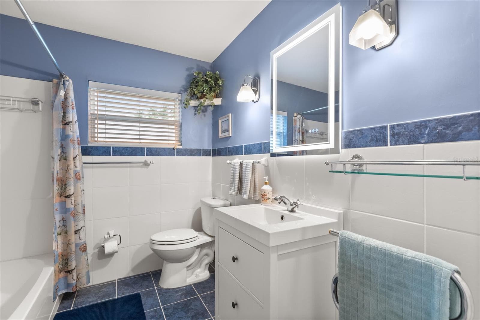 First floor guest bathroom. - 4511 LONGWORTH DR, ORLANDO