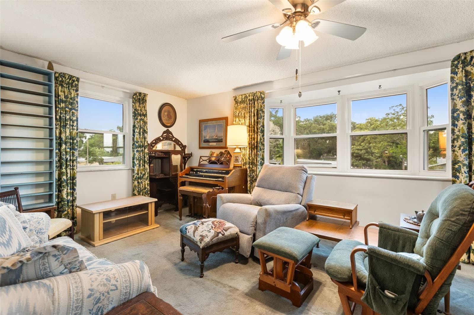 Upstairs living room with beautiful bay window. - 4511 LONGWORTH DR, ORLANDO