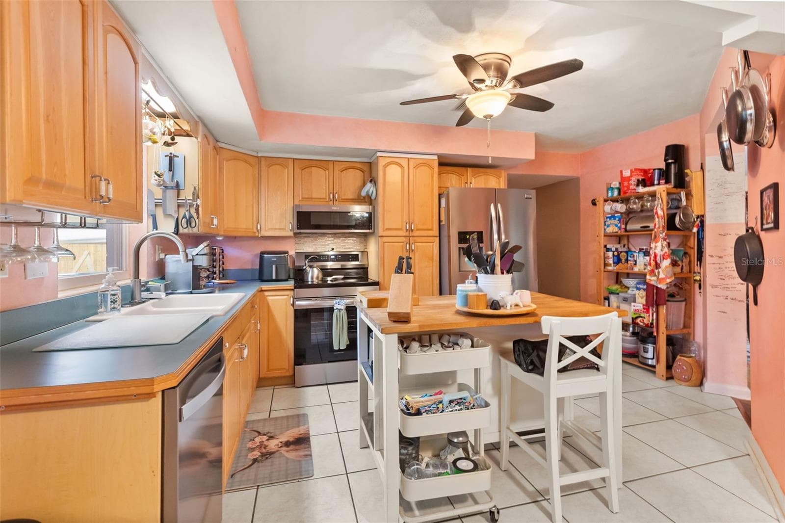 Kitchen with removable island. - 4511 LONGWORTH DR, ORLANDO
