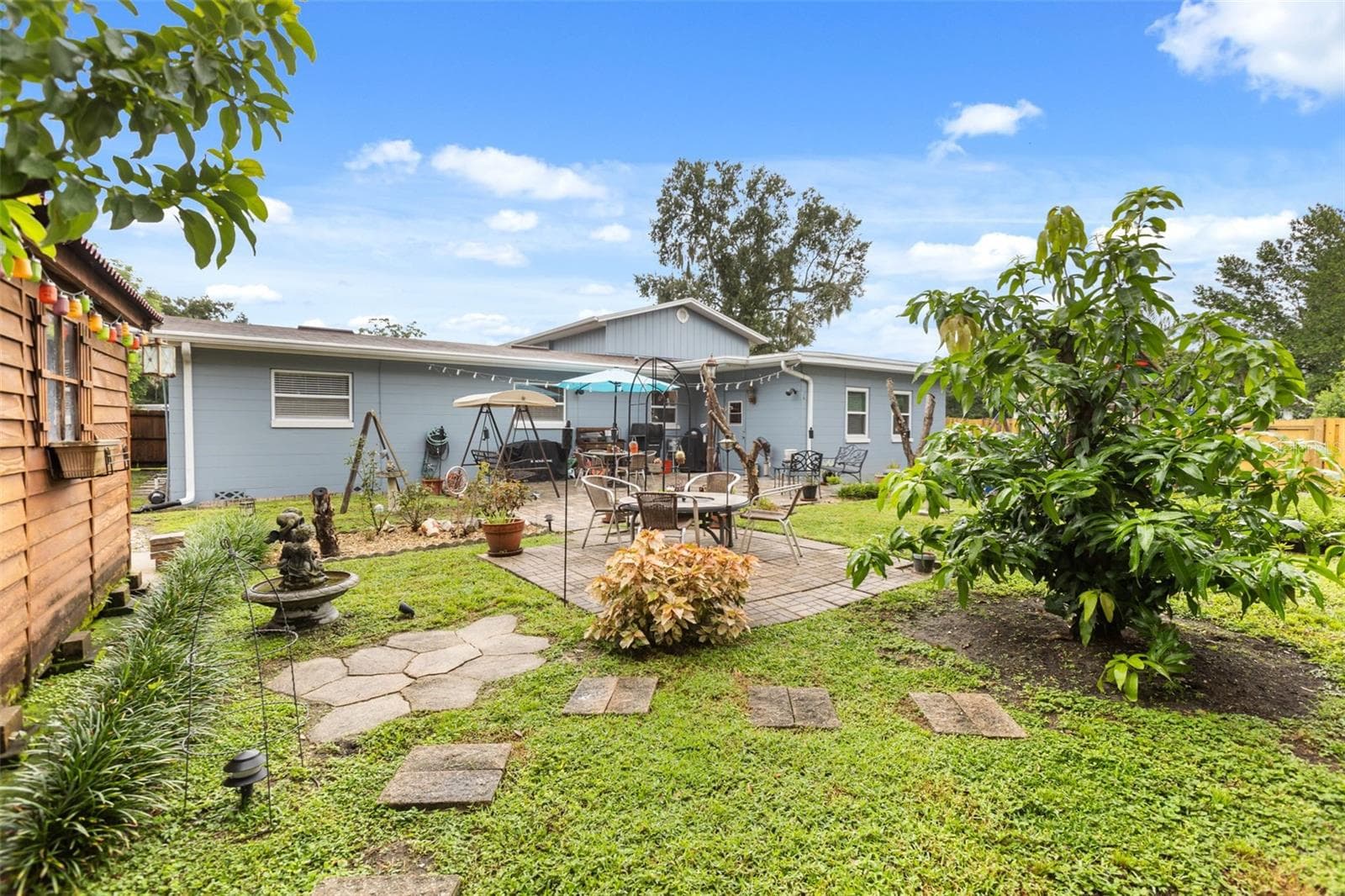 Pavered firepit area. - 4511 LONGWORTH DR, ORLANDO