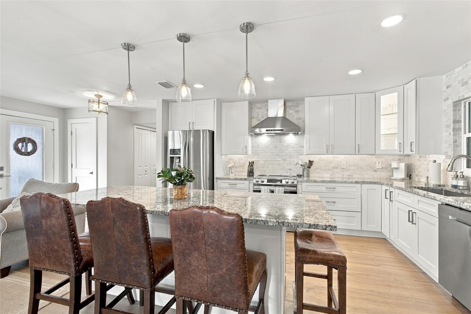 Stunning kitchen with all-wood 42 inch cabinetry, Samsung, stainless steel appliance package and level 2 stone counters. - 4501 TRASK ST, TAMPA