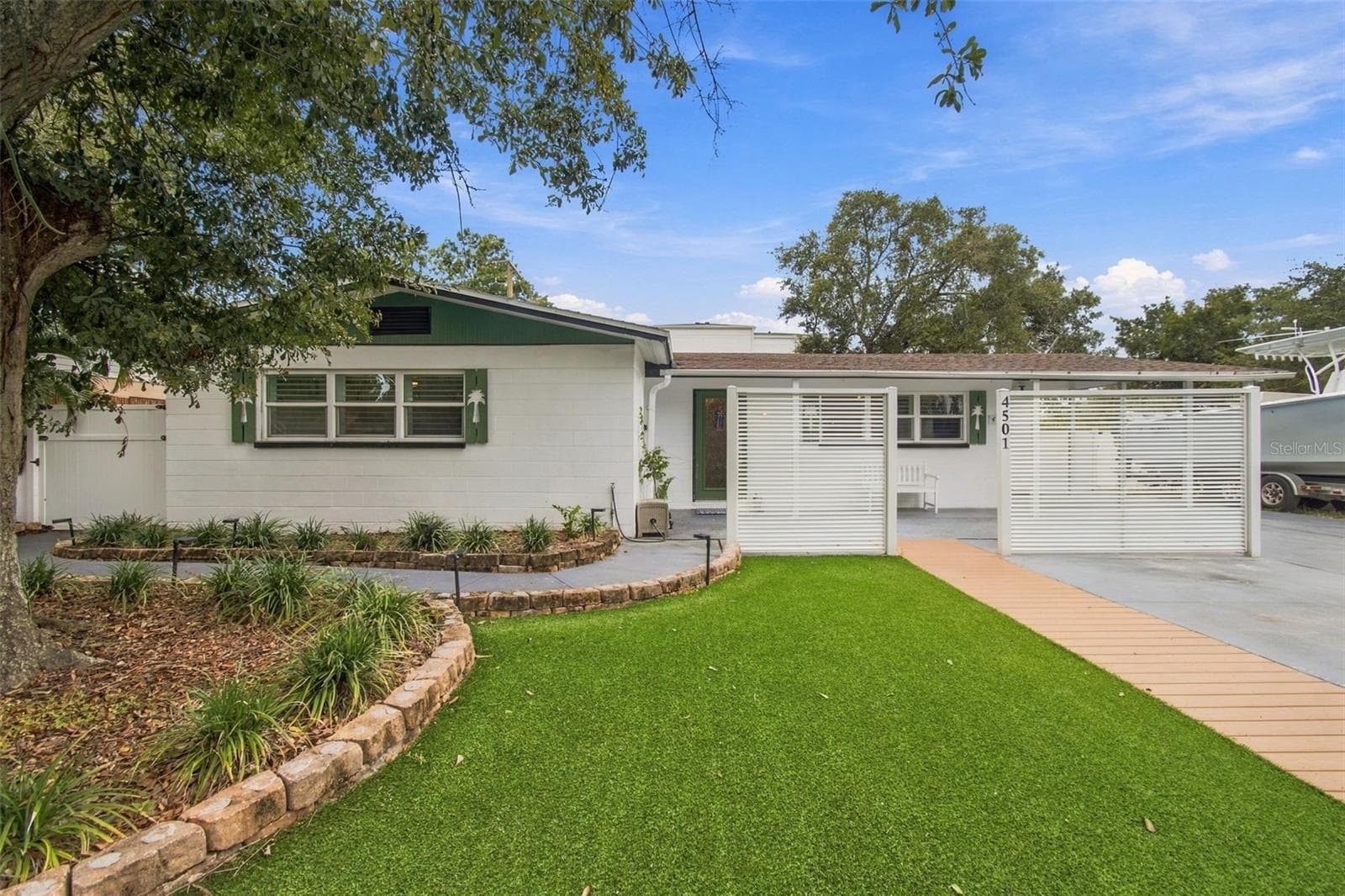 Turf out front makes for easy living! - 4501 TRASK ST, TAMPA
