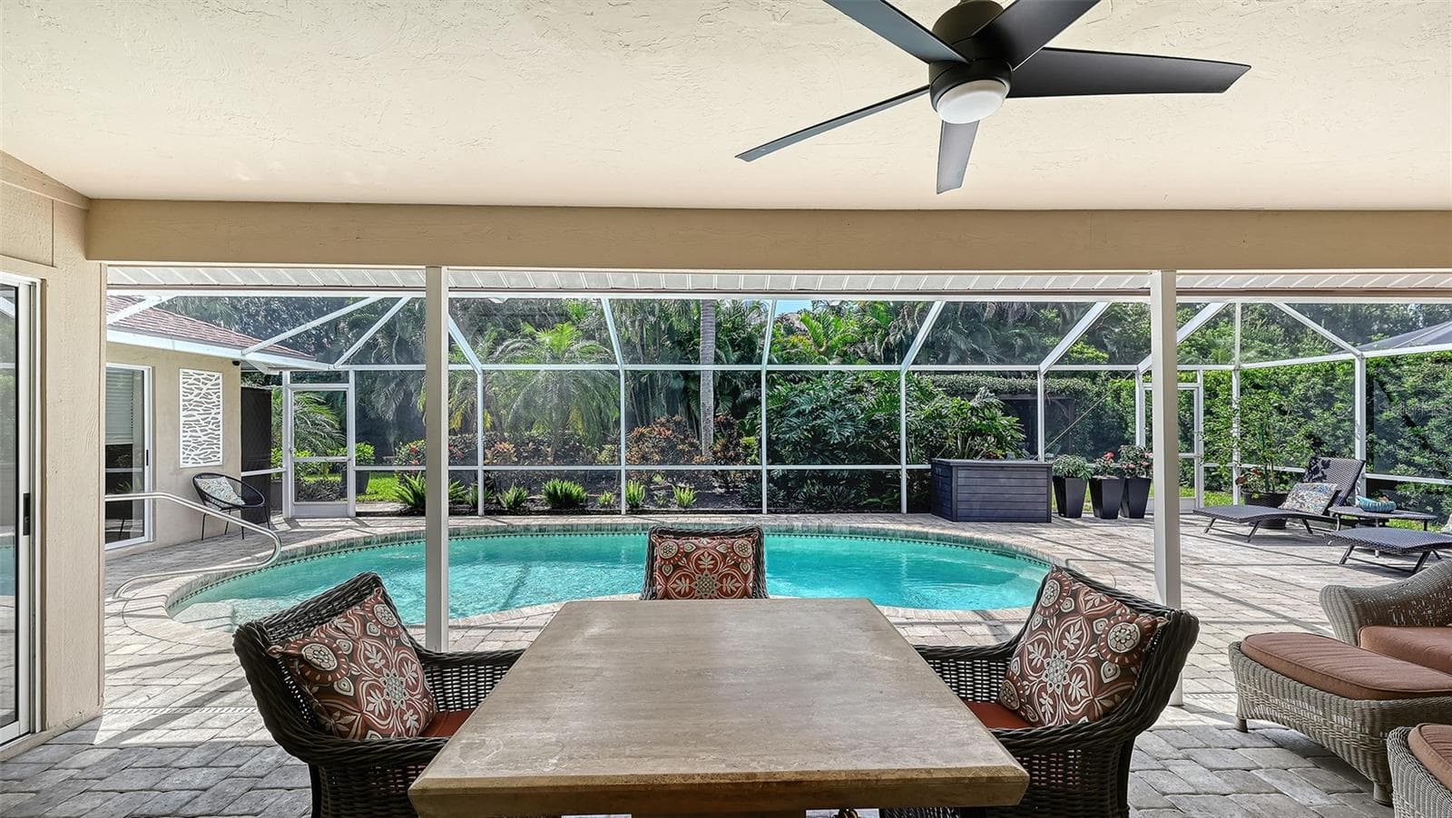 Under cover eating area - 5220 SUNNYDALE CIR S, SARASOTA