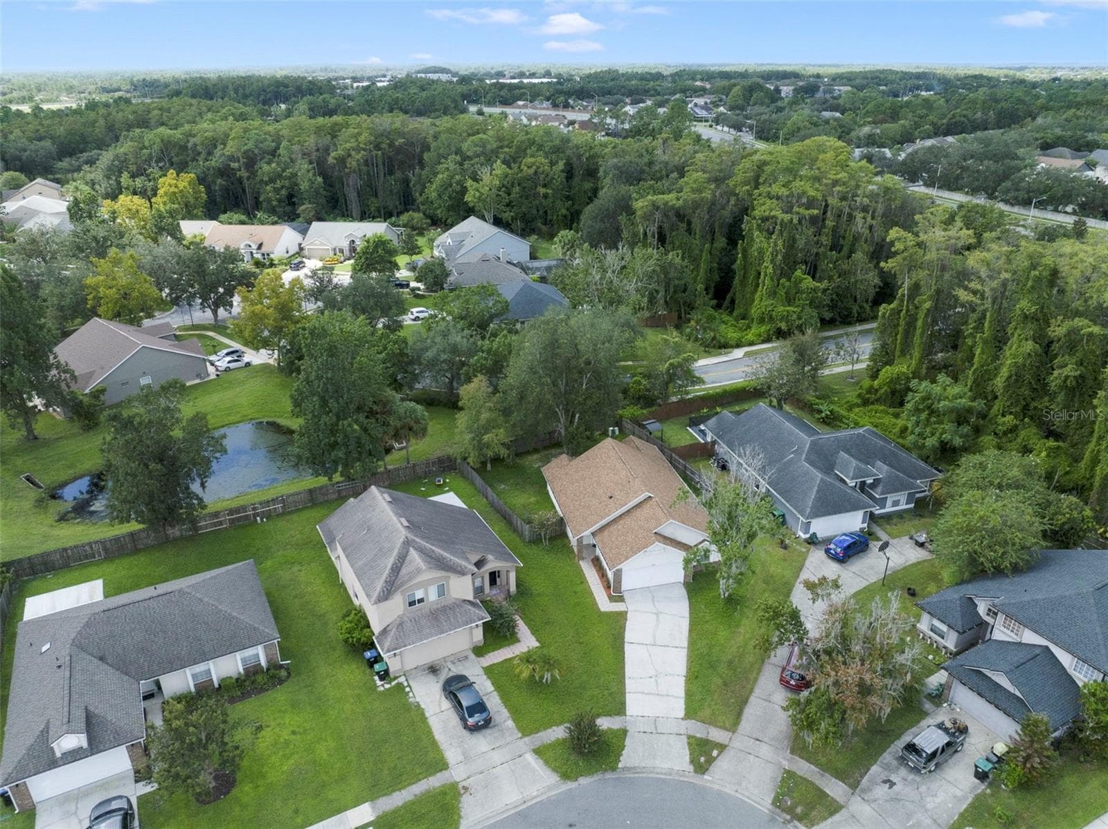 An extended driveway and tiled walkway welcome you to the front entrance, while the LOW HOA keeps ownership simple with community sidewalks, a playground and maintenance of the grounds. - 713 MEADOWSIDE CT, ORLANDO