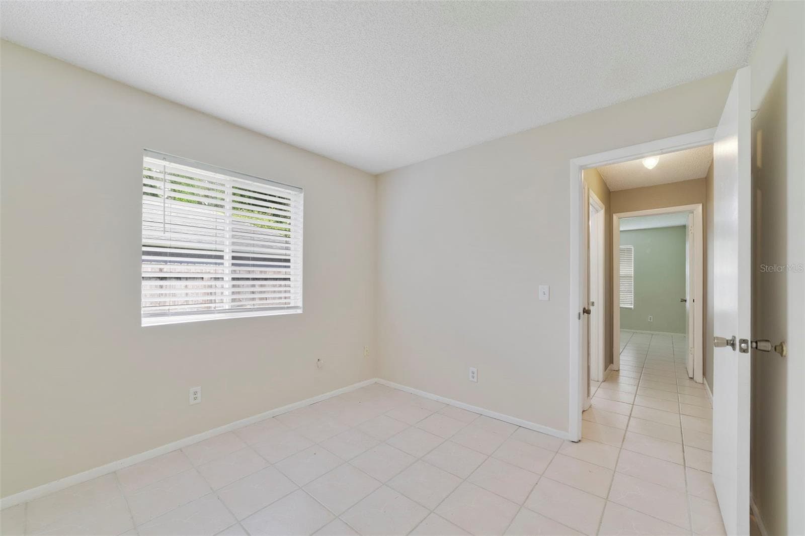 Perfectly sized, Bedroom 3 provides the ideal space for visitors or can be customized as a home office or creative retreat. - 713 MEADOWSIDE CT, ORLANDO