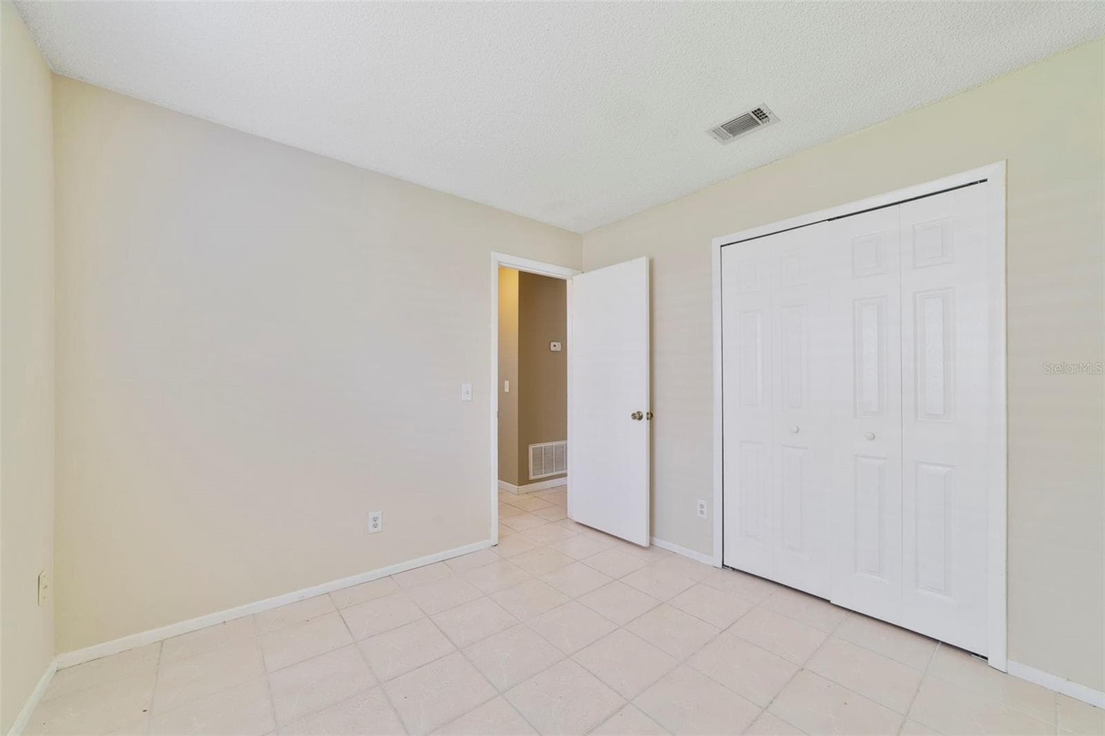 Perfectly sized, Bedroom 3 provides the ideal space for visitors or can be customized as a home office or creative retreat. - 713 MEADOWSIDE CT, ORLANDO