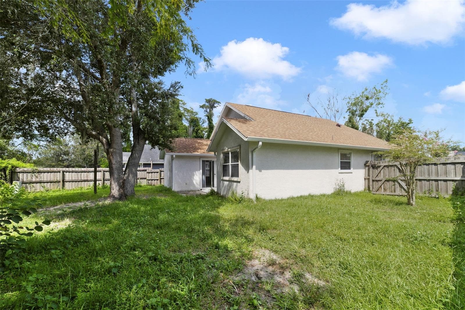 Step outside from the Living Room or Primary Bedroom and enjoy your own PEACEFUL OUTDOOR SPACE with nature offering a tranquil backdrop of CONSERVATION AND POND VIEWS. - 713 MEADOWSIDE CT, ORLANDO