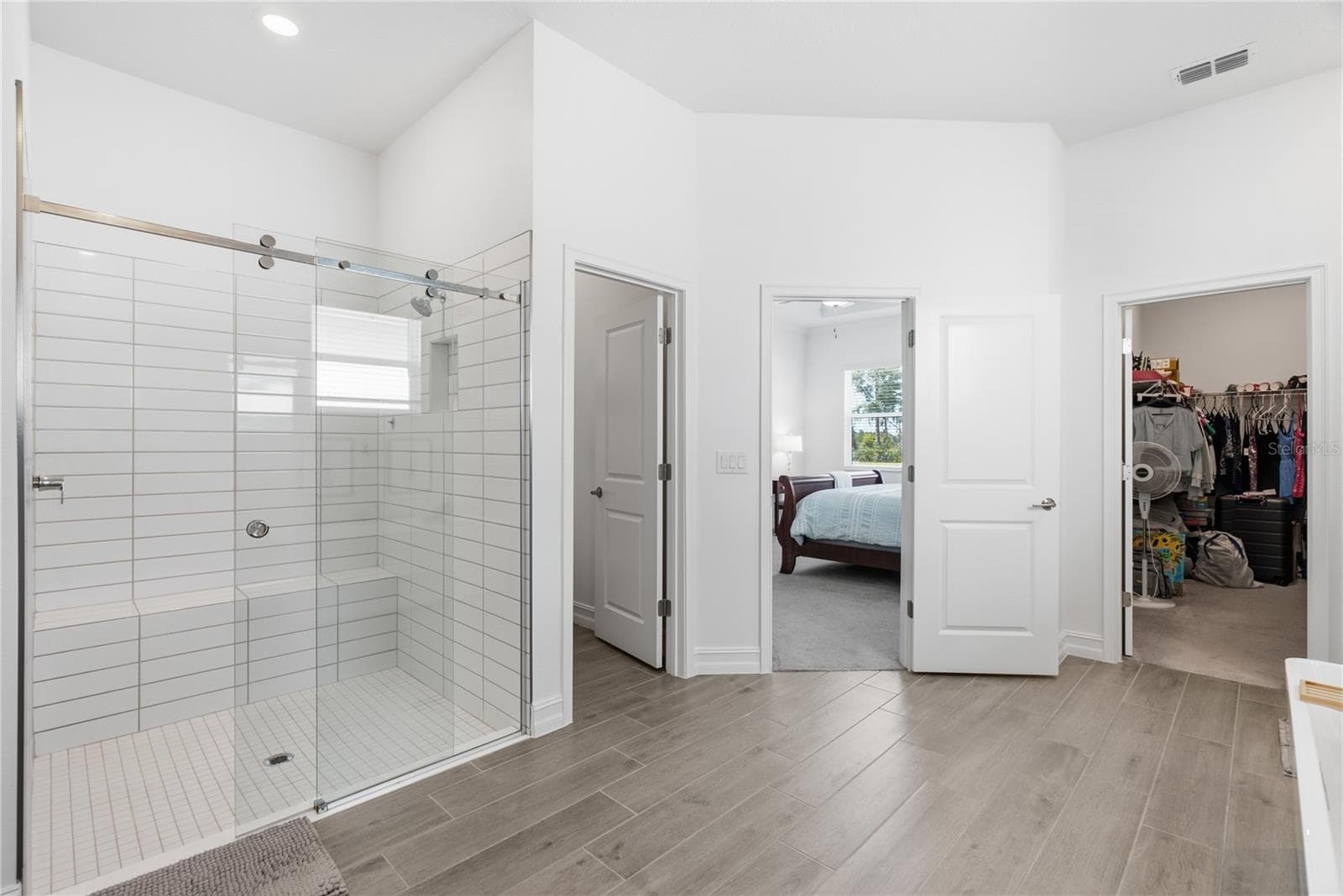 Oversized walk in shower - 8908 LITTLE BLUESTEM DR, LAND O LAKES