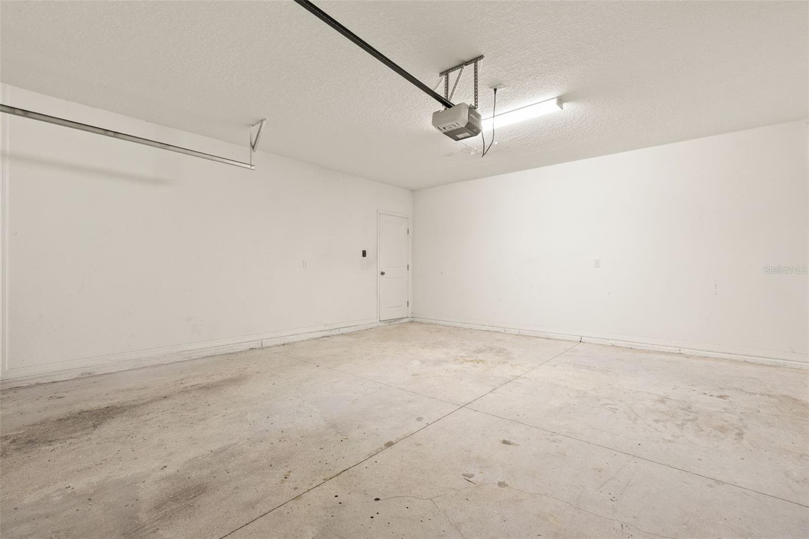 he attached two-car garage provides plenty of parking and storage space, with an automatic garage door opener and direct access into the home. - 5061 WHITE CHICORY DR, APOLLO BEACH