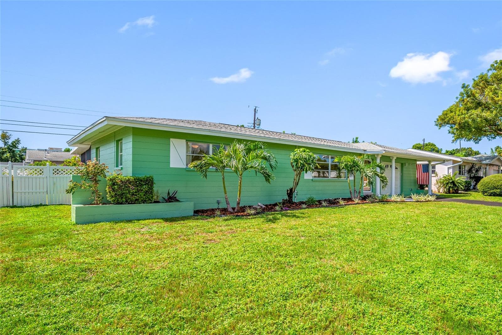 Fresh Florida landscaping bringing amazing curb appeal! - 11450 80TH AVE, SEMINOLE