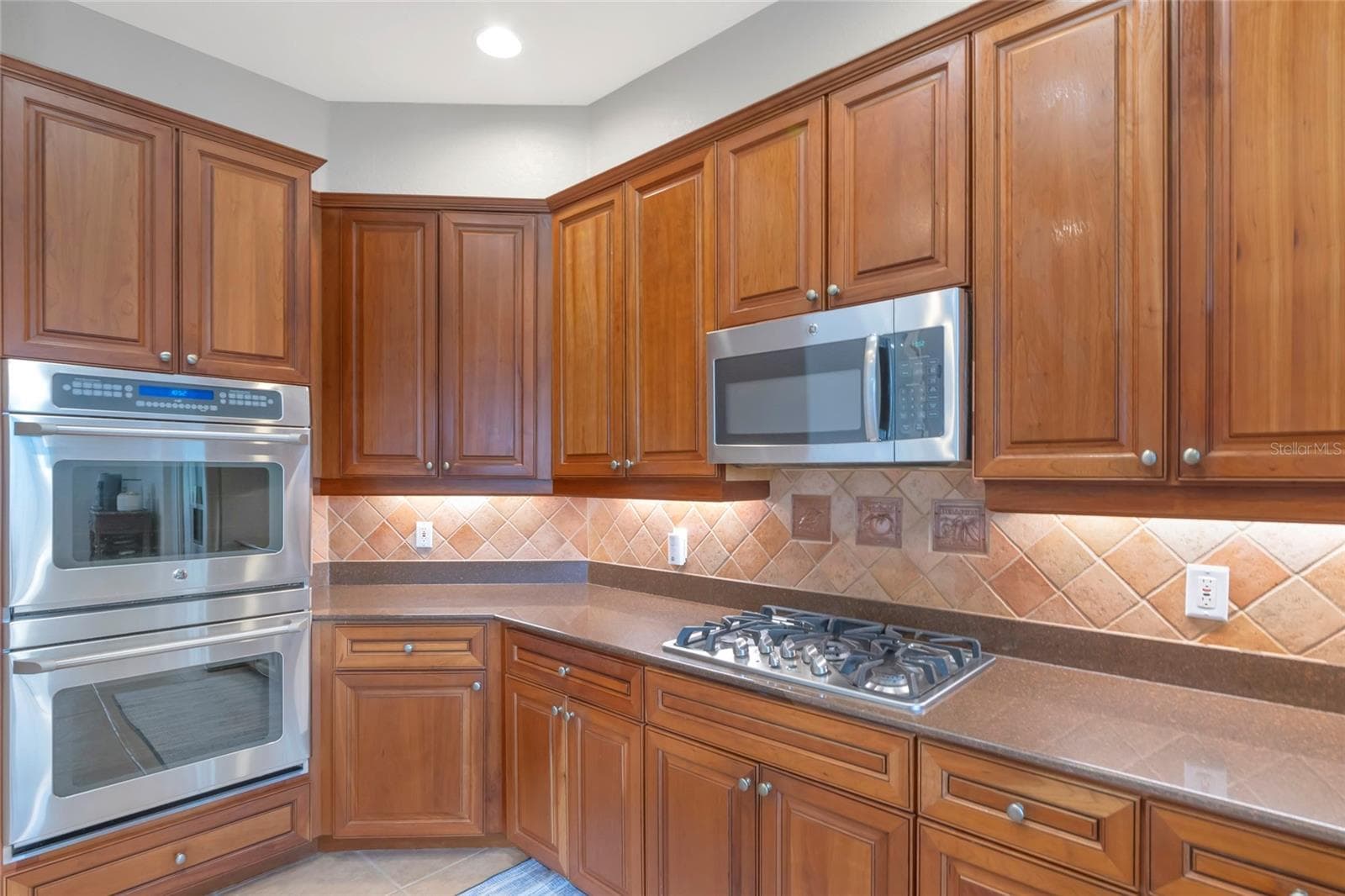Wall oven, Natural gas range - 817 MARITIME CT, BRADENTON