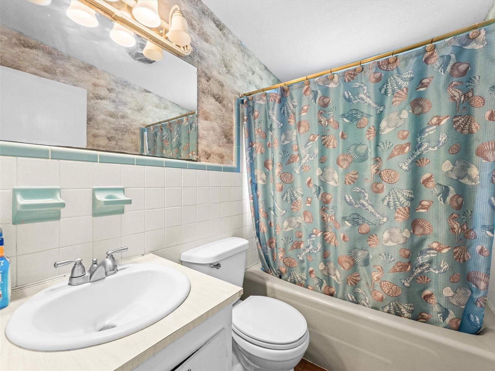 Front apartment Bath - 5812 MISSOURI AVE, NEW PORT RICHEY
