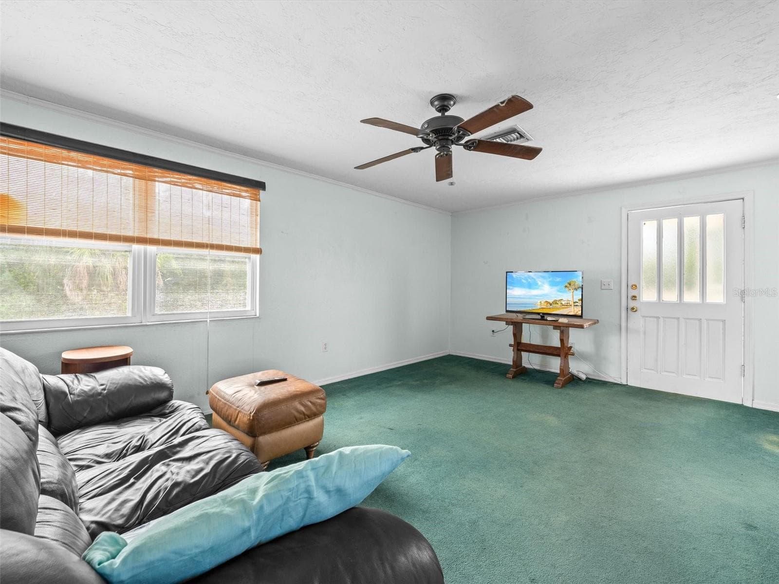 Back Apartment living room - 5812 MISSOURI AVE, NEW PORT RICHEY