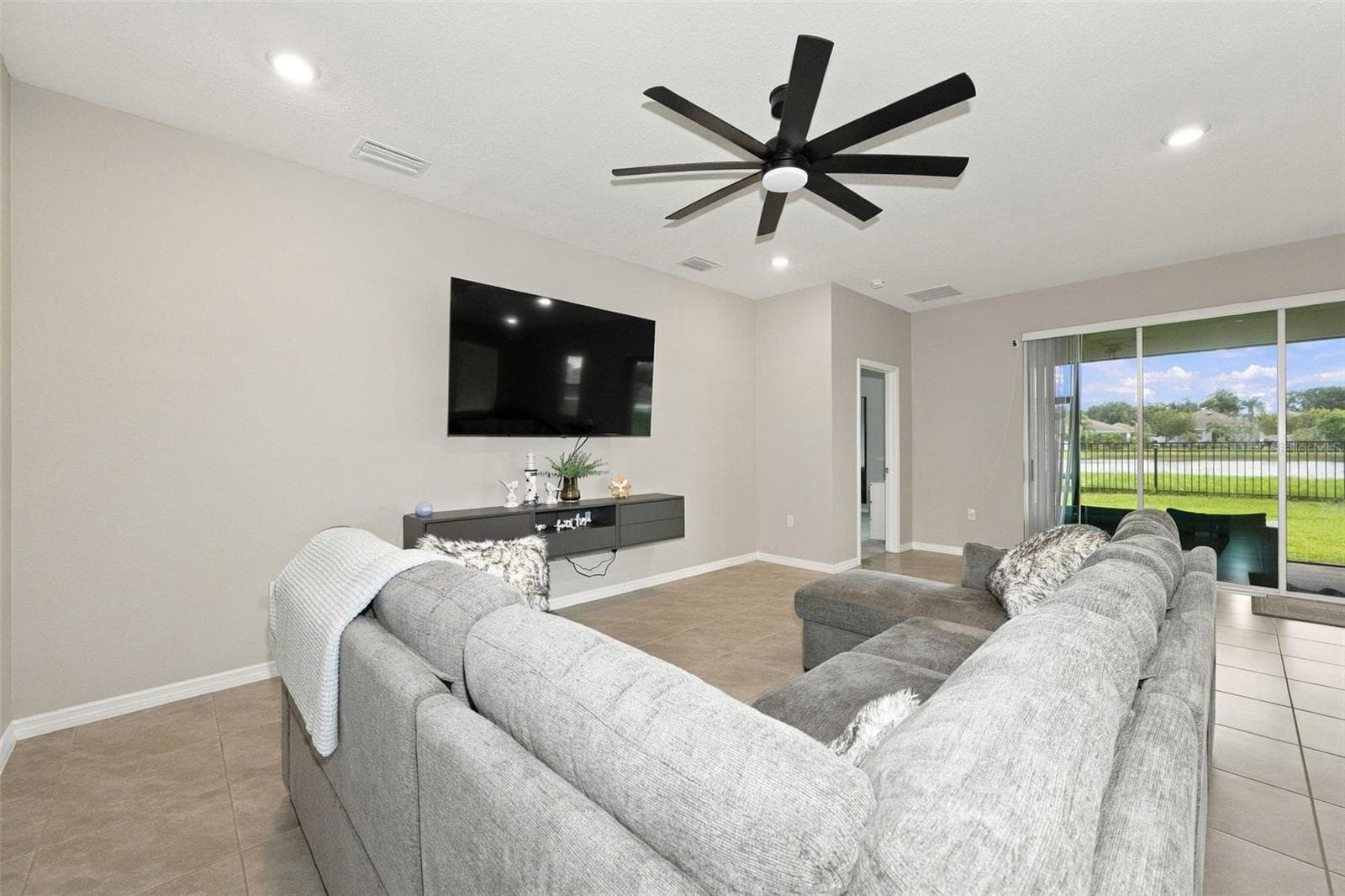 Single Family Residence at 16633 MOONER PLANK CIR, WIMAUMA, photo 8 of 61