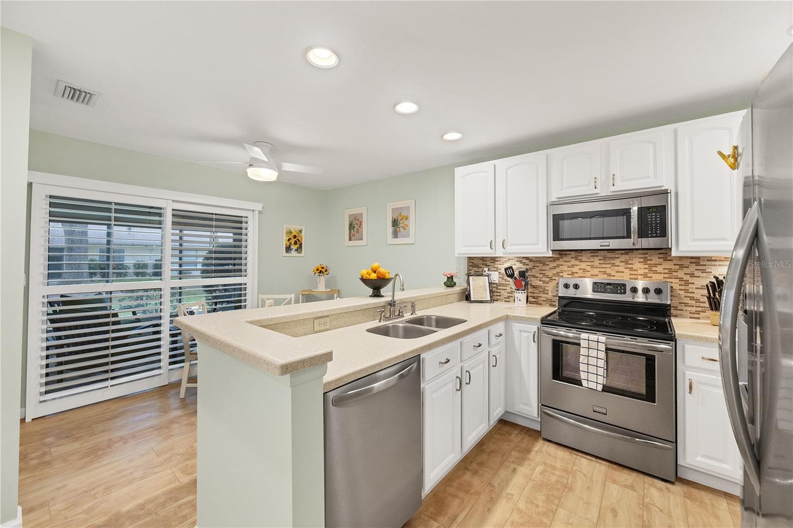 Kitchen and eat in kitchen area - 4021 OAKHURST DR #3121, SARASOTA