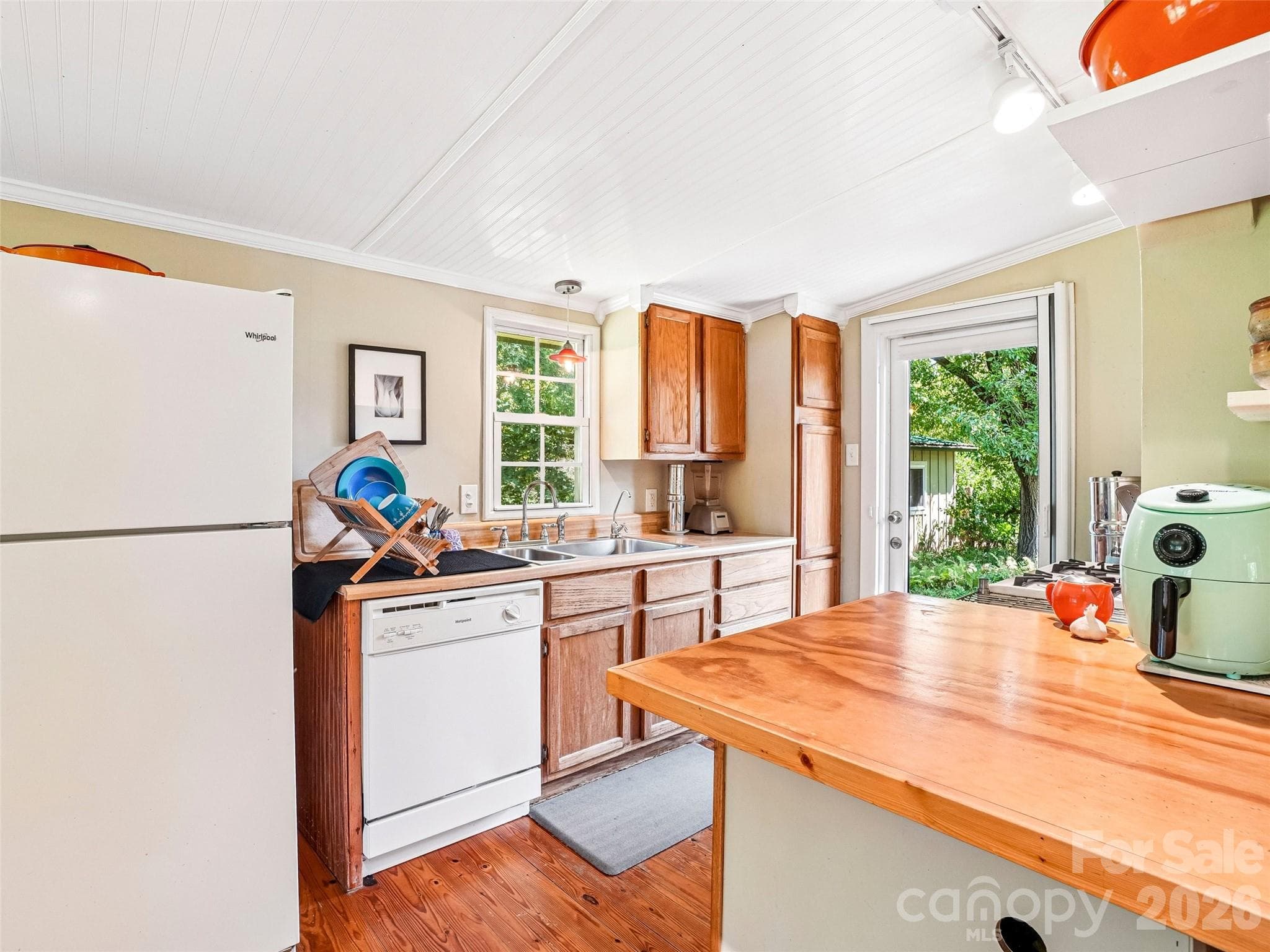 A cook's kitchen layout - 75 Cisco Road, Asheville