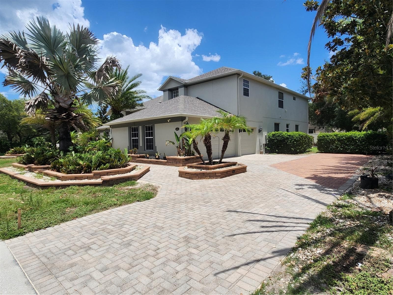 SIDE VIEW / 3 CAR GARAGE - 2461 WOODBARK ST, APOPKA