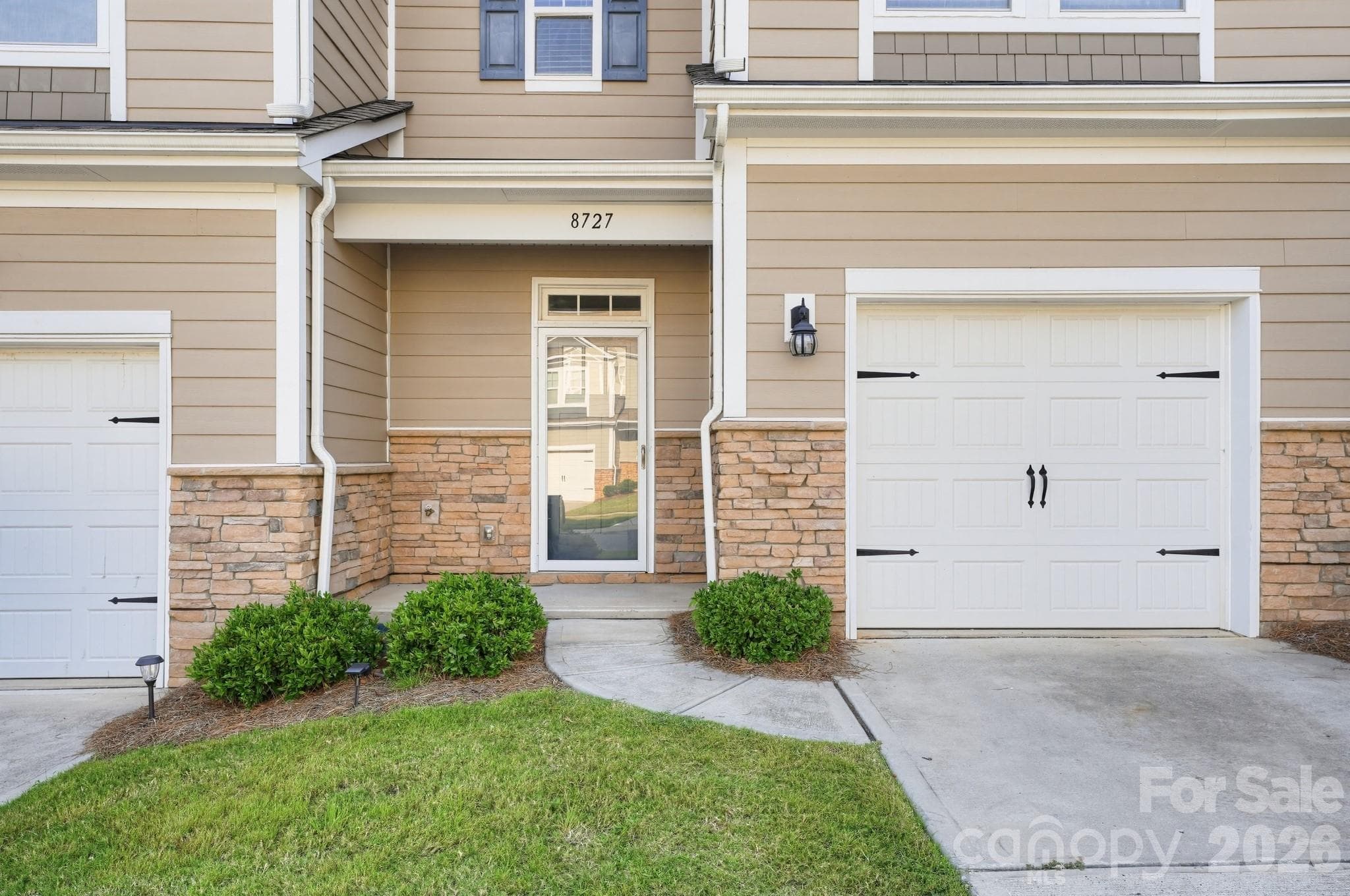Townhouse at 8727 Harris Lake Lane, Charlotte, photo 2 of 15