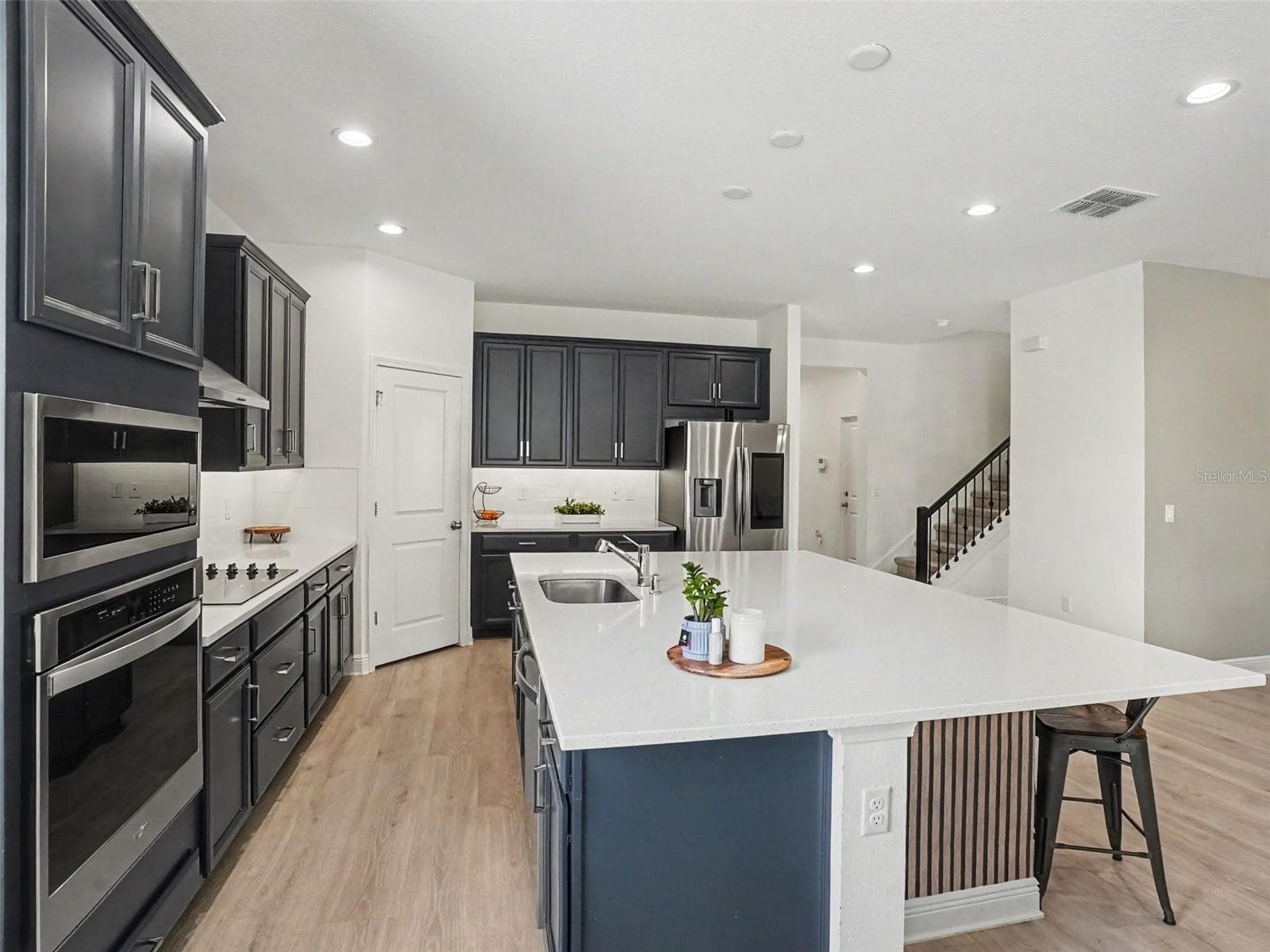 Built-in Oven - 4484 LIONS GATE AVE, CLERMONT