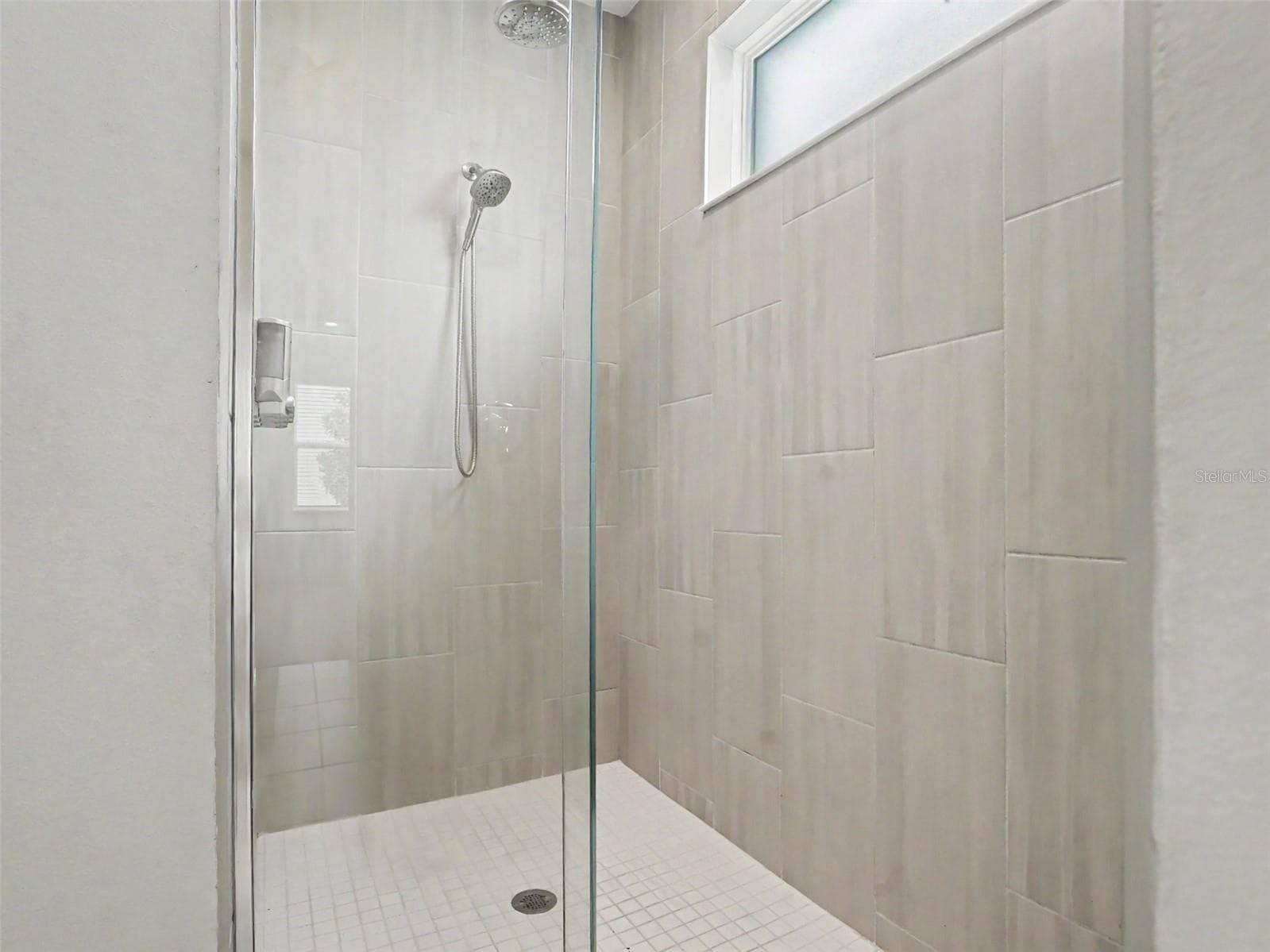Custom Shower - 4484 LIONS GATE AVE, CLERMONT