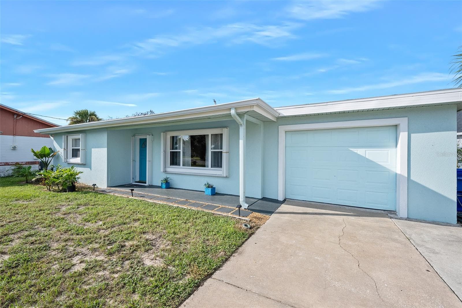 Yes, there is a GARAGE! - 22 PLAZA DR, ORMOND BEACH