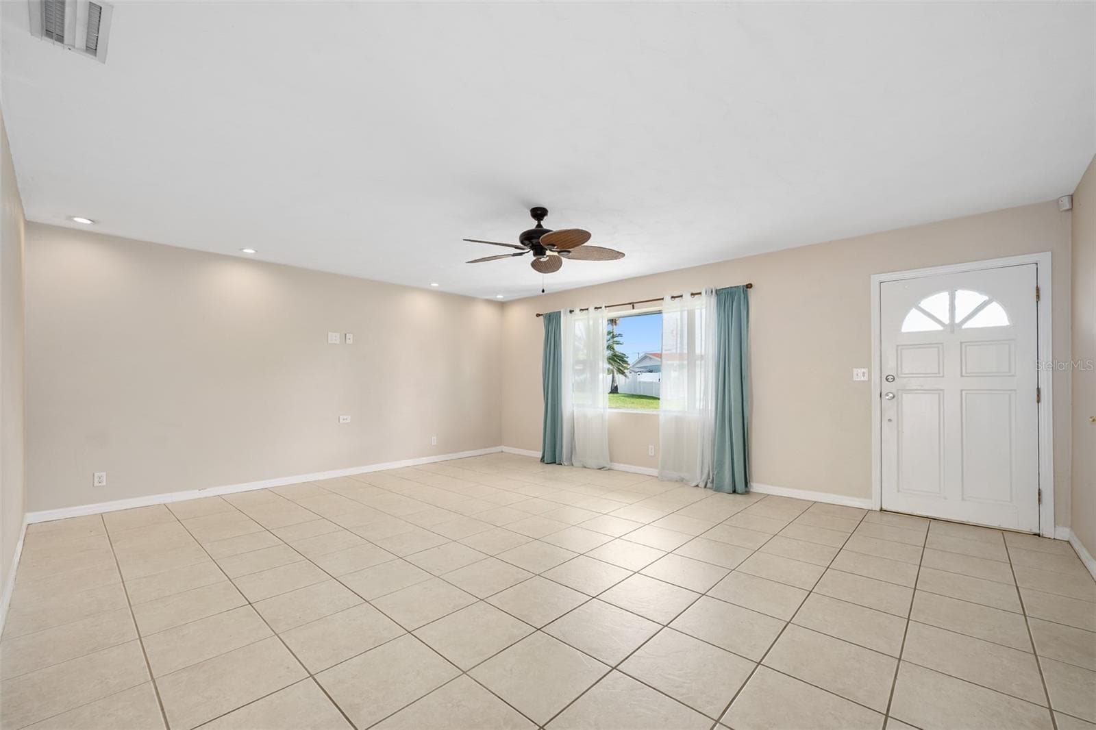 Living Room - 22 PLAZA DR, ORMOND BEACH