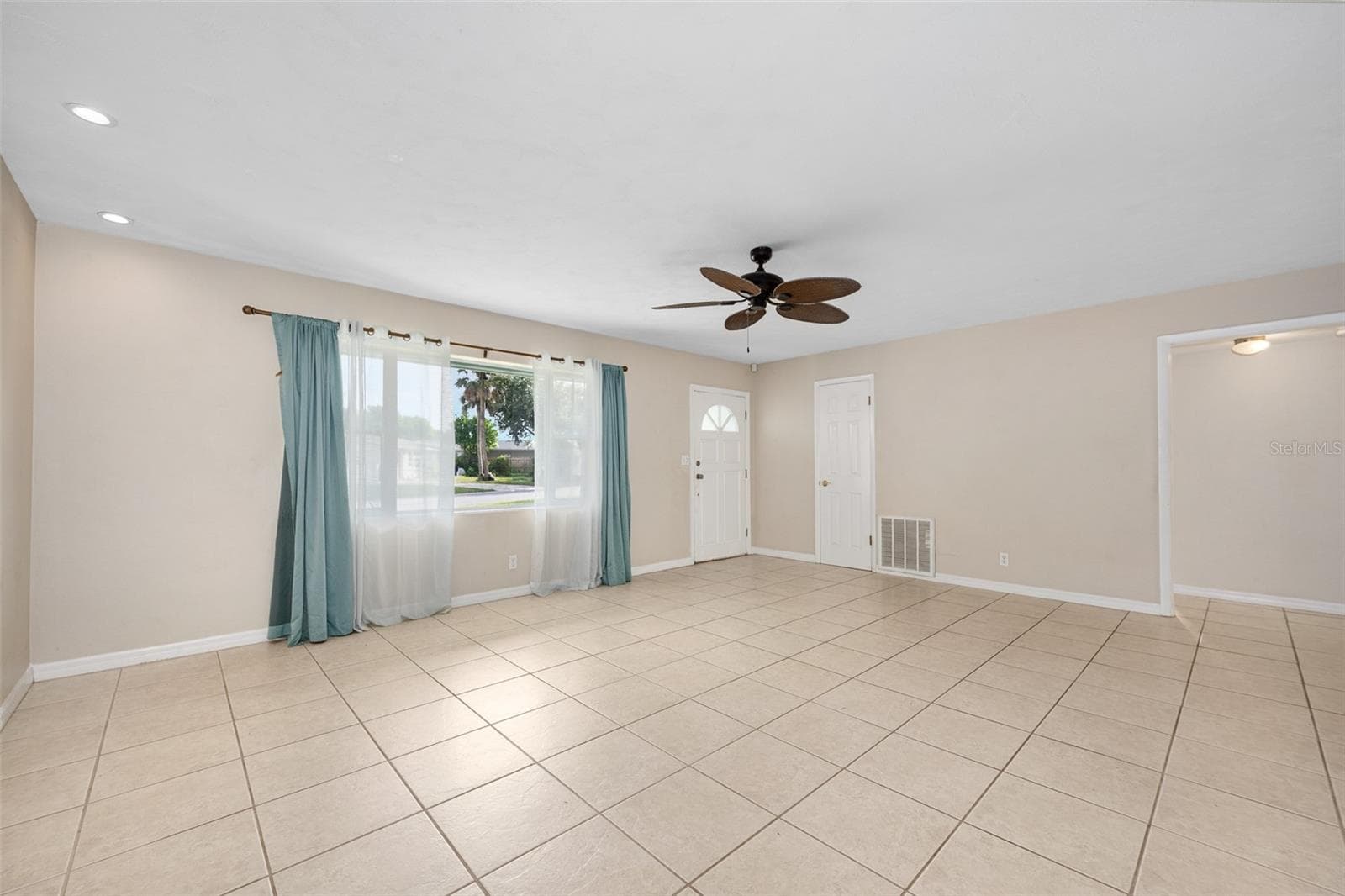Living Room - 22 PLAZA DR, ORMOND BEACH