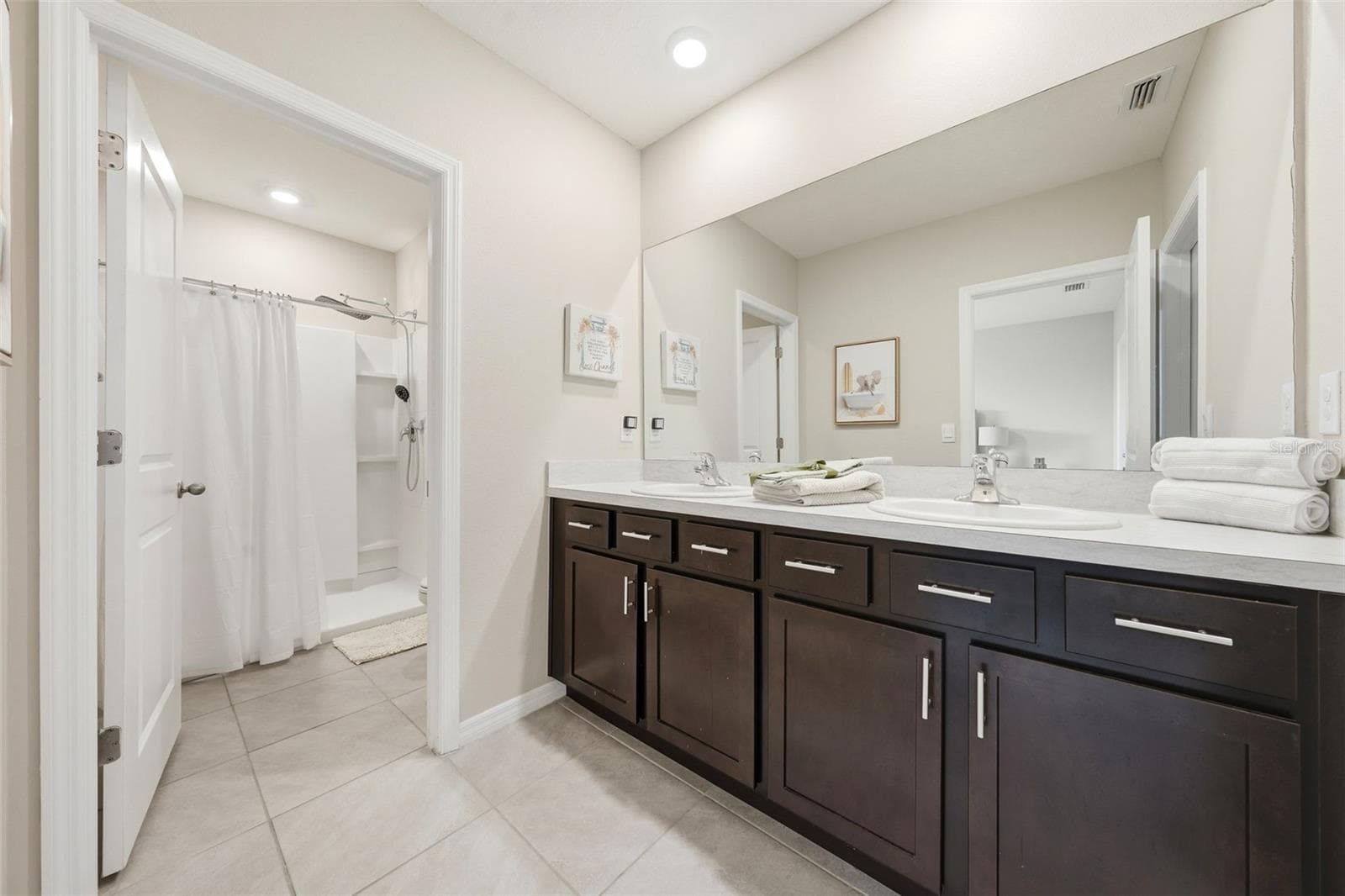 En-suite offers Double sink, Shower and Walk-in Closet - 5238 DRAGONFLY DR, WILDWOOD