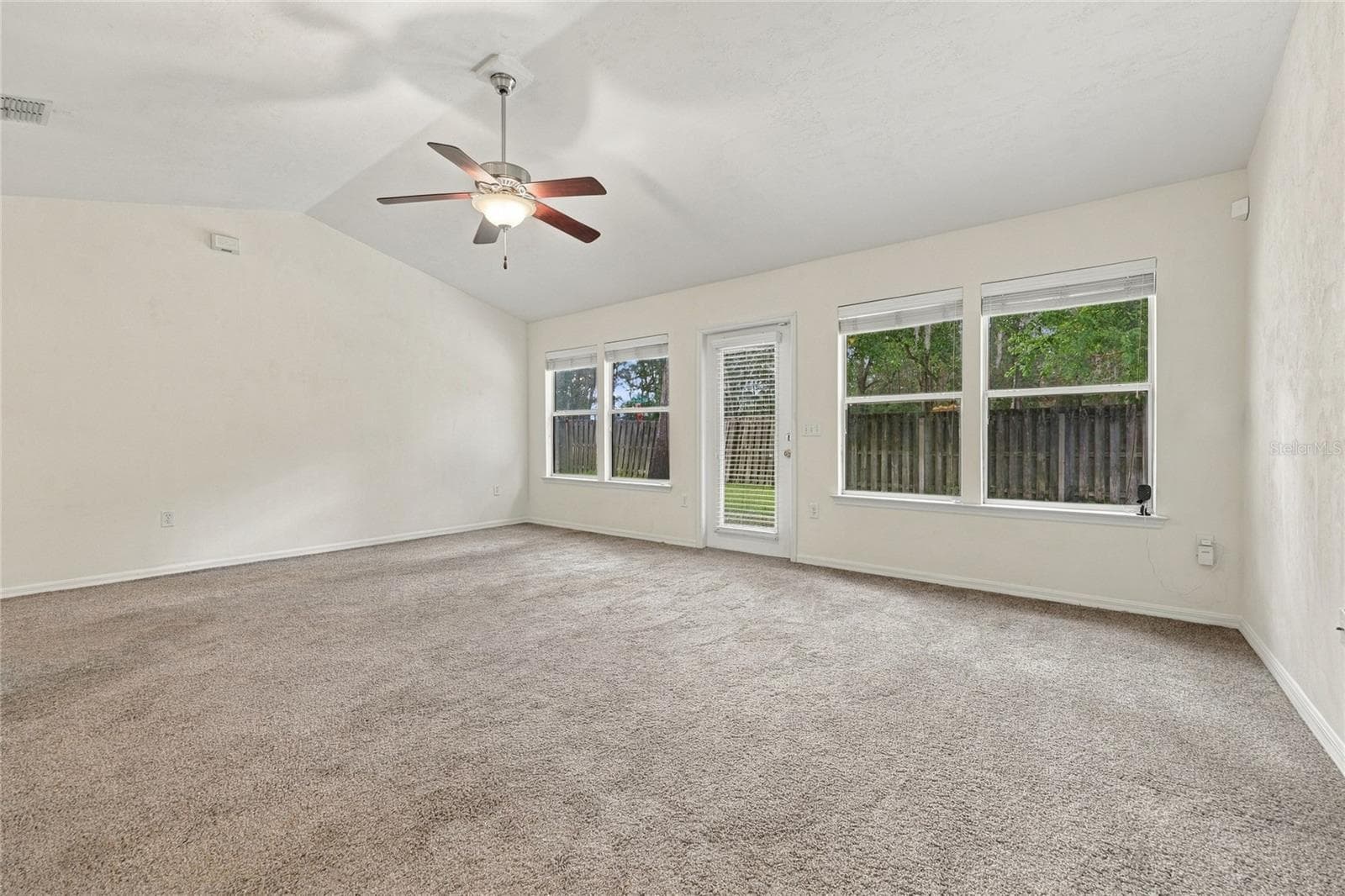 LARGE FAMILY ROOM - 12104 NW 162ND DR, ALACHUA